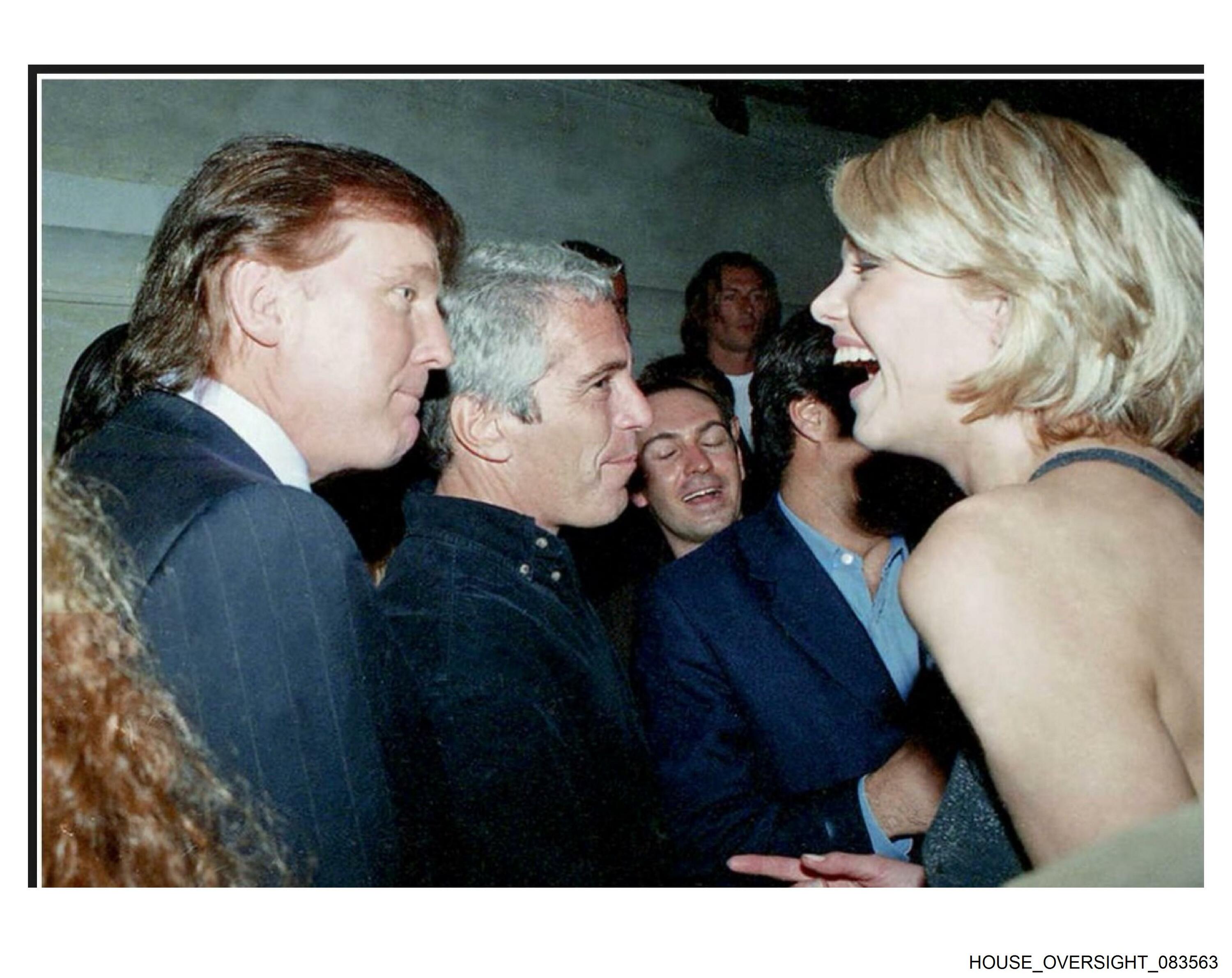 Donald Trump emakume batekin hizketan, Jeffrey Epstein alboan duela. EFE