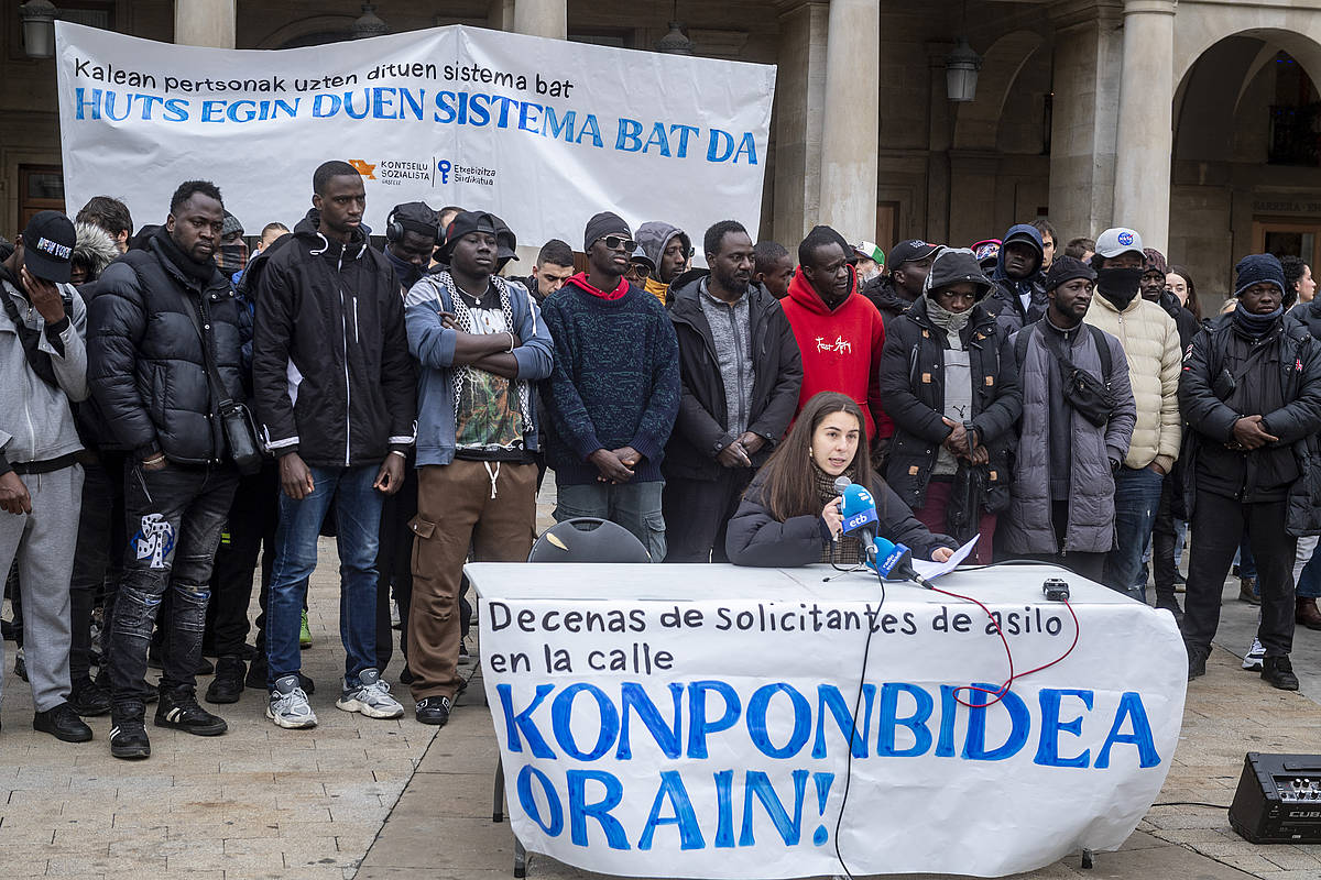 Gasteizko asilo eskatzaileen egoera salatzeko elkarretaratzea, gaur eguerdian, Gasteizko udaletxe aurrean. JAIZKI FONTANEDA / FOKU