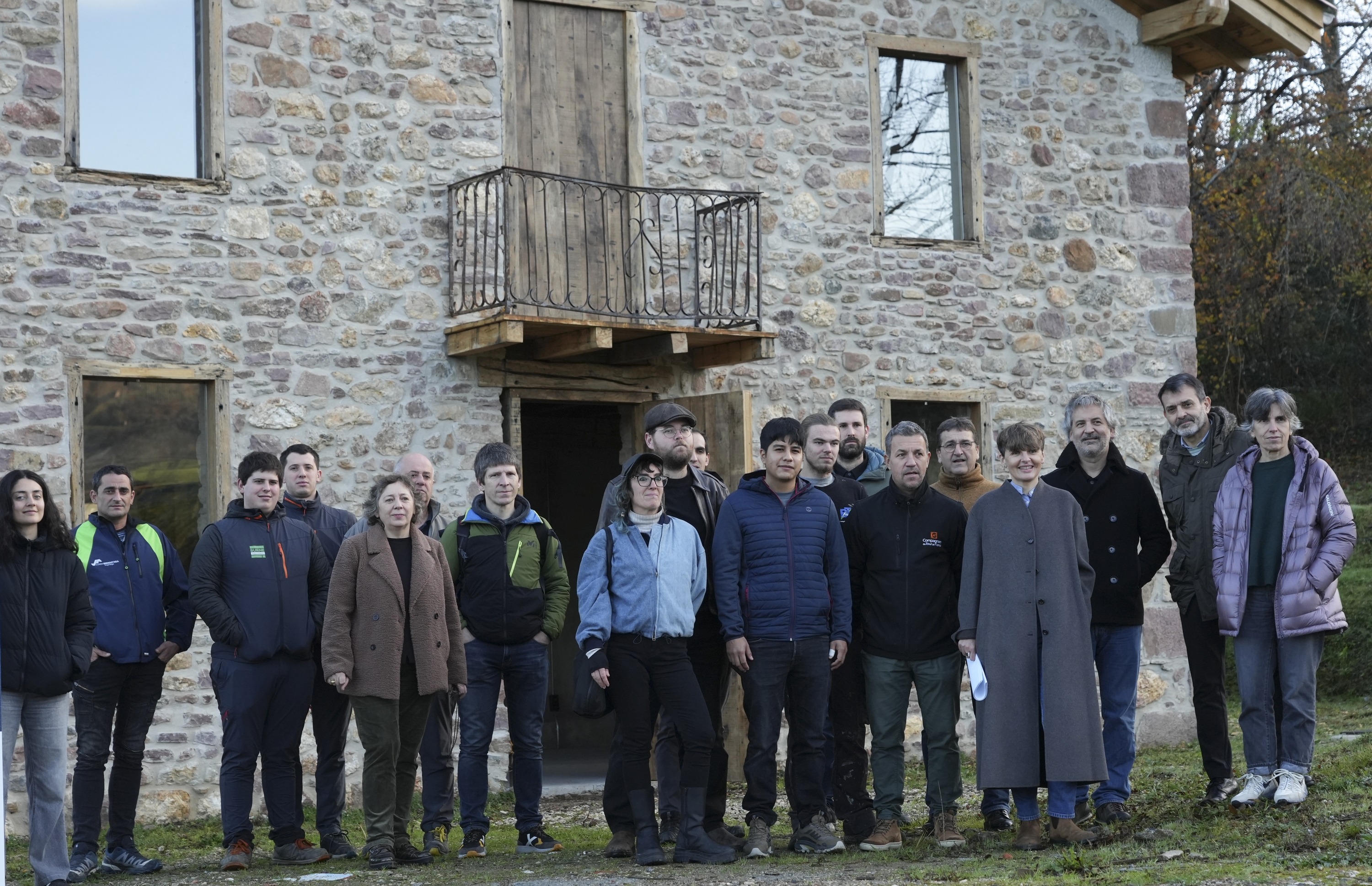 Baserriberri proiektuko kideak, abenduaren 11n, Dantxarineako Tomasenea baserriaren aurrean. JAGOBA MANTEROLA / FOKU