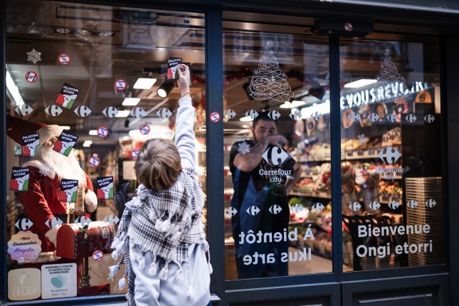 Pegatinaz josi dute Baionako Victor Hugo karrikan dagoen Carrefour saltegia. NAHIA GARAT