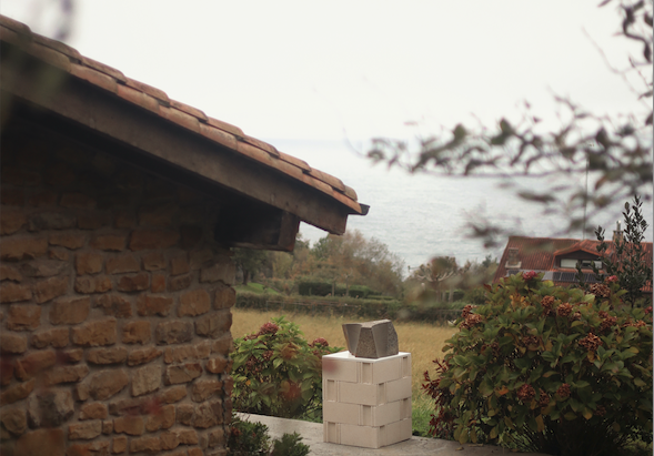 Joseba Lekuonaren 'Utrimque Roditur' pieza, Sorgin galeriaren kanpoaldean. @HEDOPHOTO