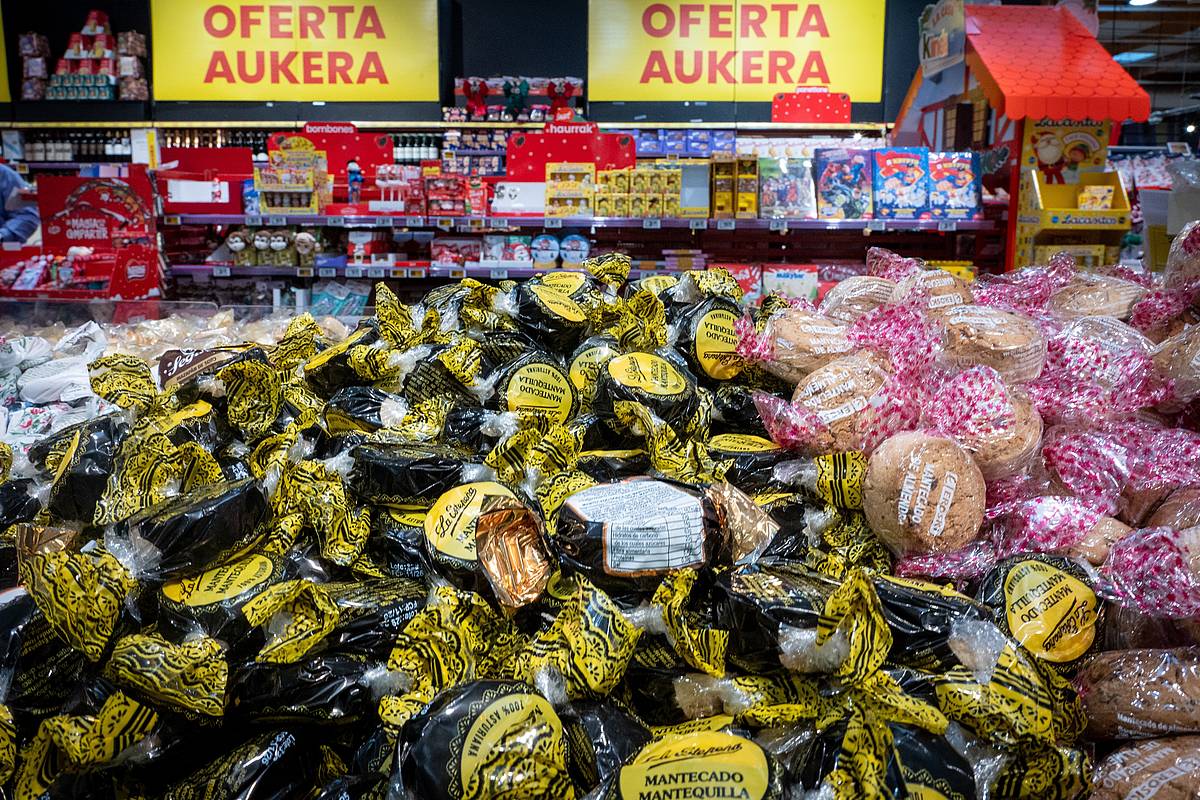 Gabonetan ohikoak diren jakiak, Donostiako supermerkatu batean. GORKA RUBIO / FOKU