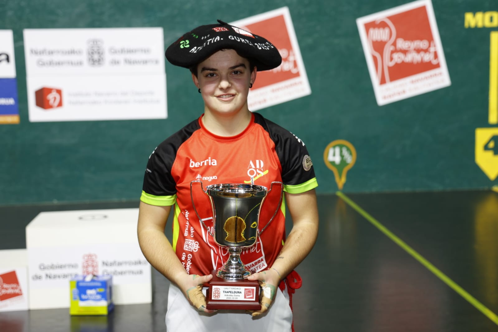 Maddi Barrokal txapelarekin eta garaikurrarekin. ADOS PILOTA