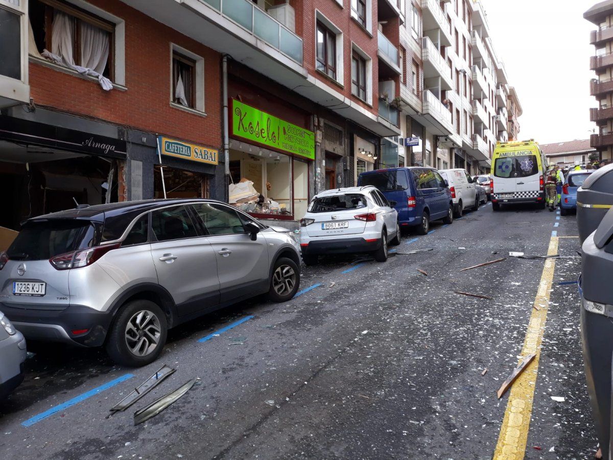 Leherketak kalteak eragin dizkie inguruko ibilgailuei. SOS DEIAK