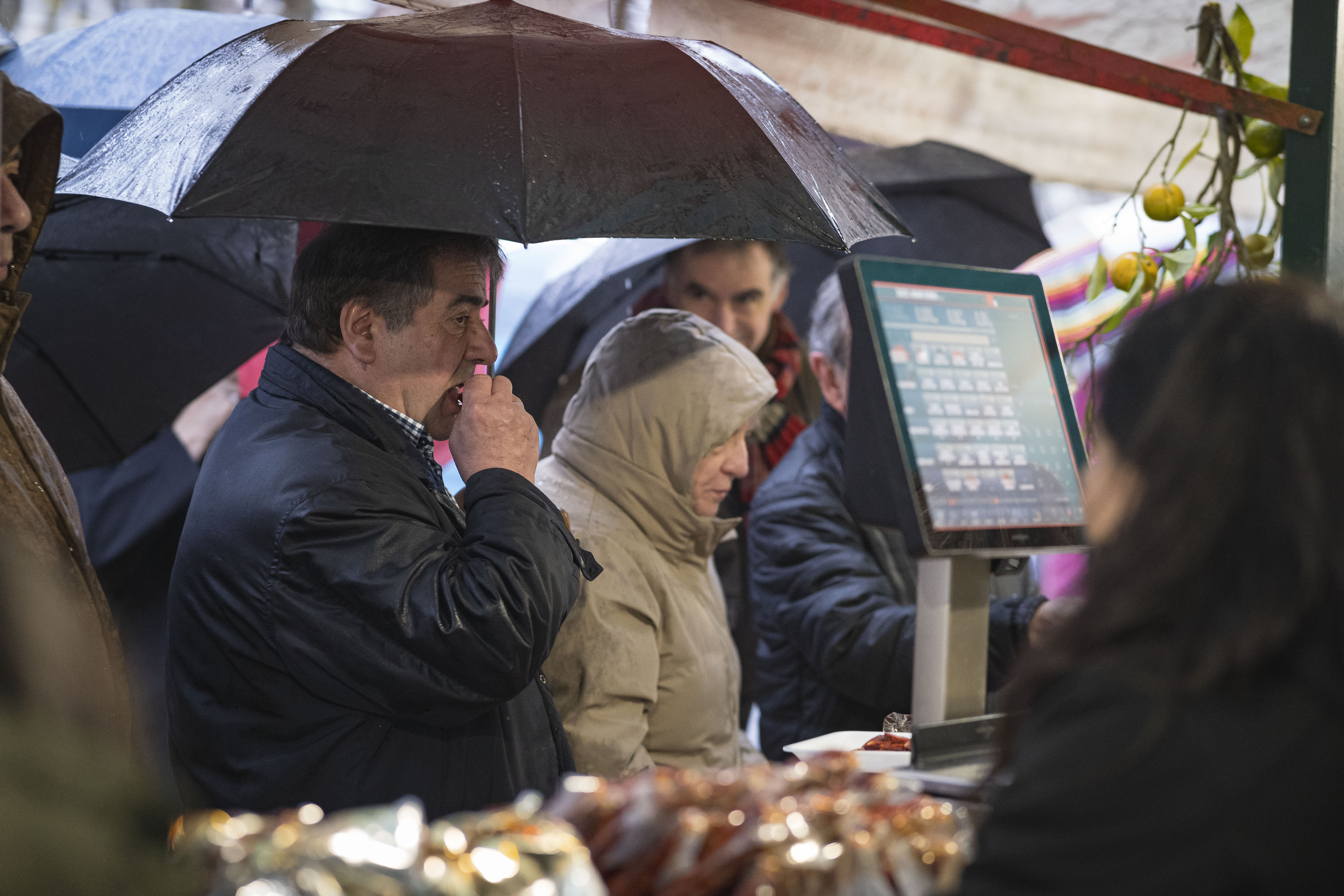Zenbait lagun Bilboko San Tomas azokan, gaur, aterkipean. ARITZ LOIOLA / FOKU