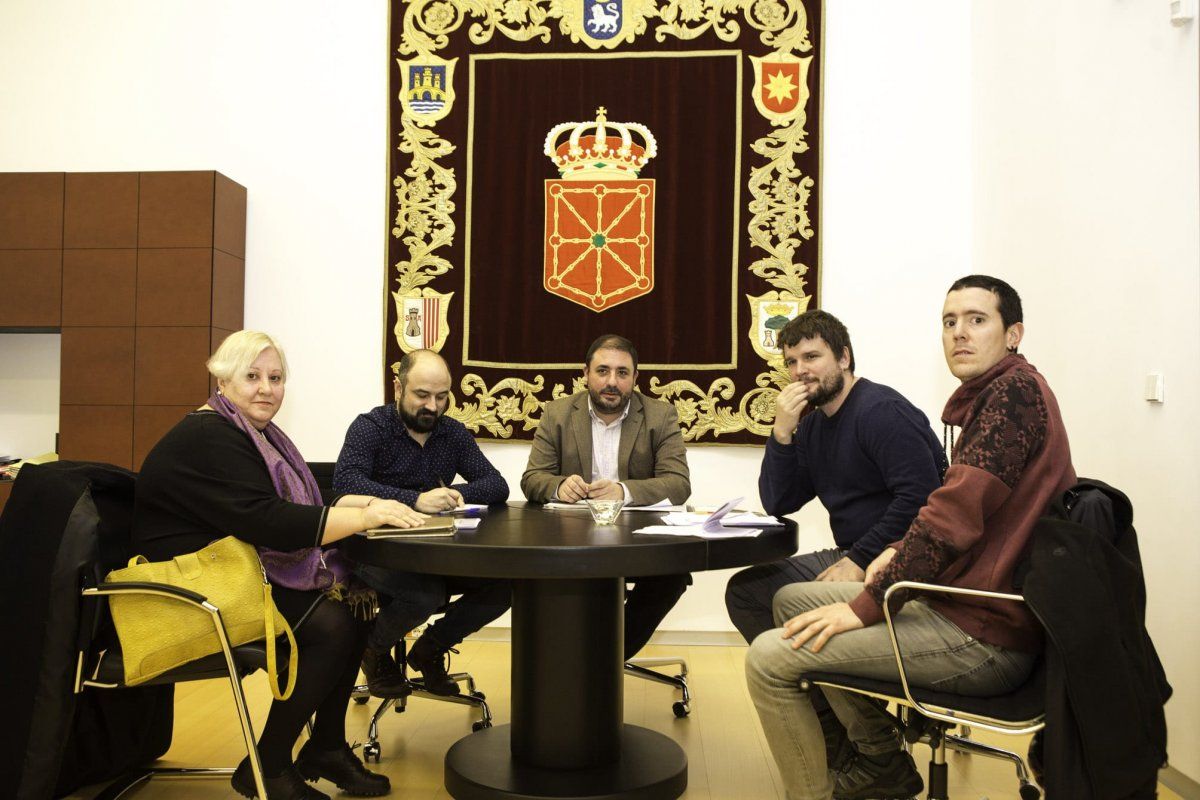 Nafarroako Torturatuen Sareko ordezkariak, parlamentuko presidente Unai Uhalderekin, gaur. NAFARROAKO TORTURATUEN SAREA