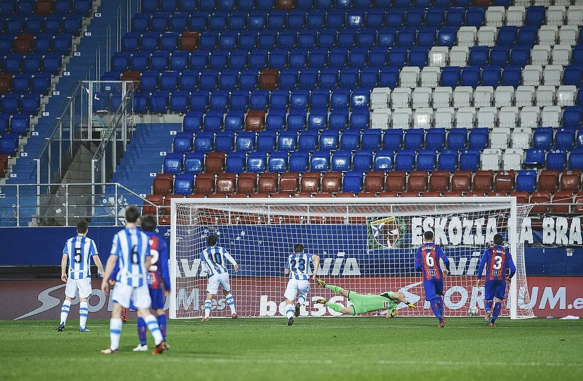 Mikel Oiartzabal 0-1ekoa egiten, penaltiz. SD EIBAR