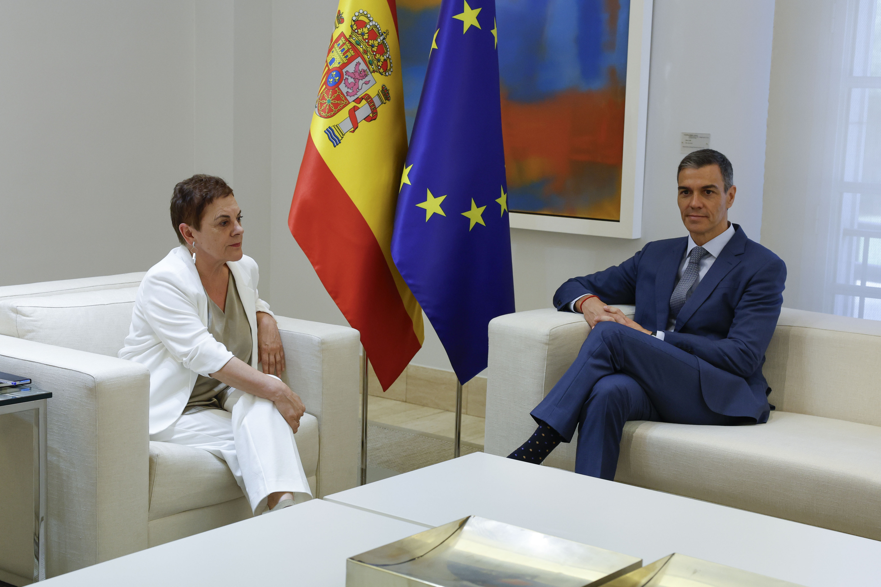 Mertxe Aizpurua EH Bilduren Espainiako Kongresuko bozeramailea Pedro Sanchez Espainiako Gobernuko presidentearekin, aurtengo ekainean. EFE