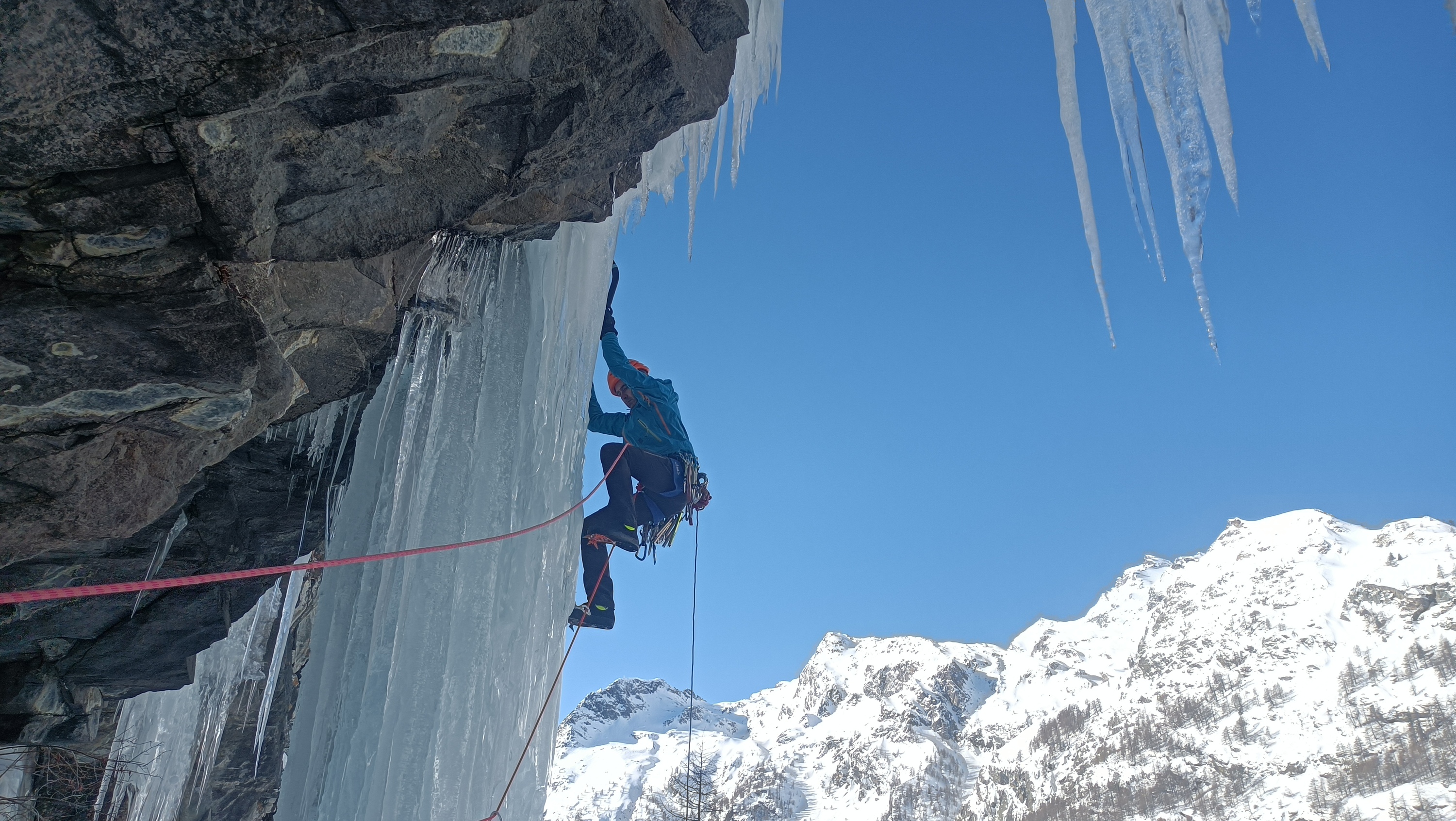 Josu Merino eta David Lopez 'Troner', Dolomitetako izotz jauziak eskalatzen