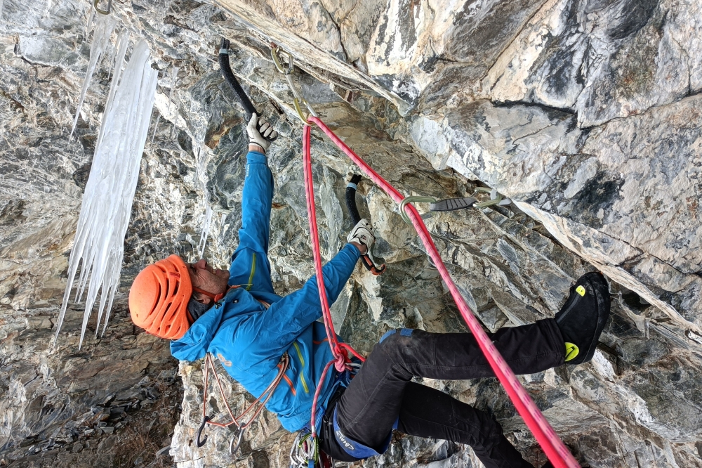 Josu Merino eta David Lopez 'Troner' Dolomitetako izotz jauziak eskalatzen