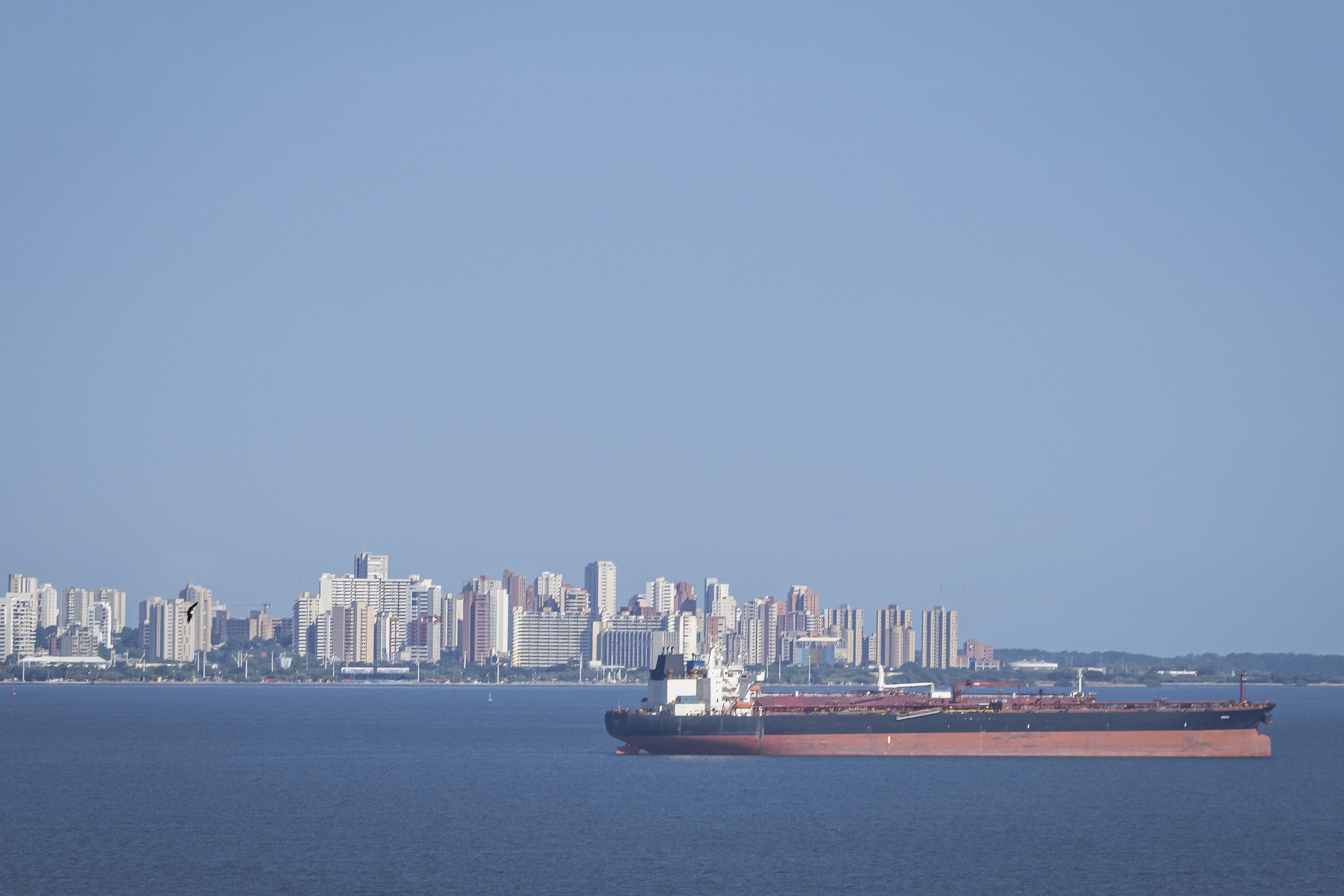 Petroliontzi bat Maracaibo (Venezuela) inguruan nabigatzen, aurreko ostegunean. HENRY CHIRINOS / EFE