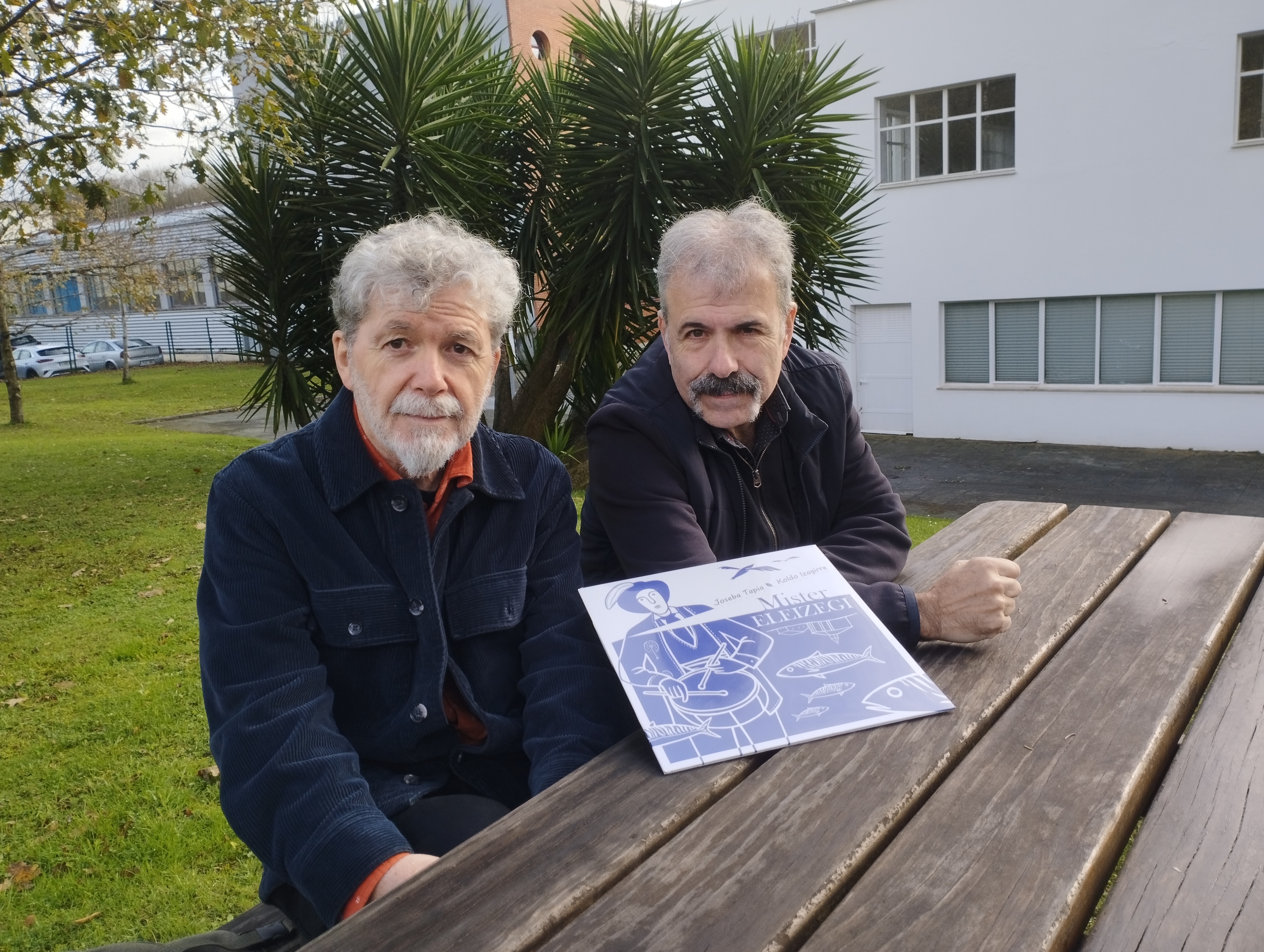 Koldo Izagirre eta Joseba Tapia, 'Mister Eleizegi' diskoa alboan dutela. BERRIA