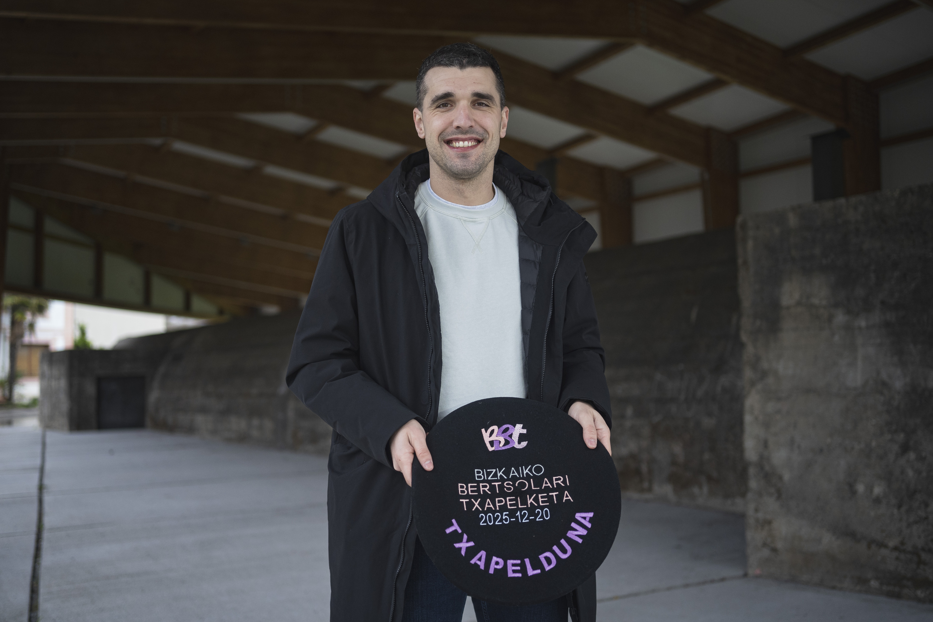 Aitor Etxebarriazarraga Gabiola, Gernikan, txapela eskuan. ARITZ LOIOLA / FOKU