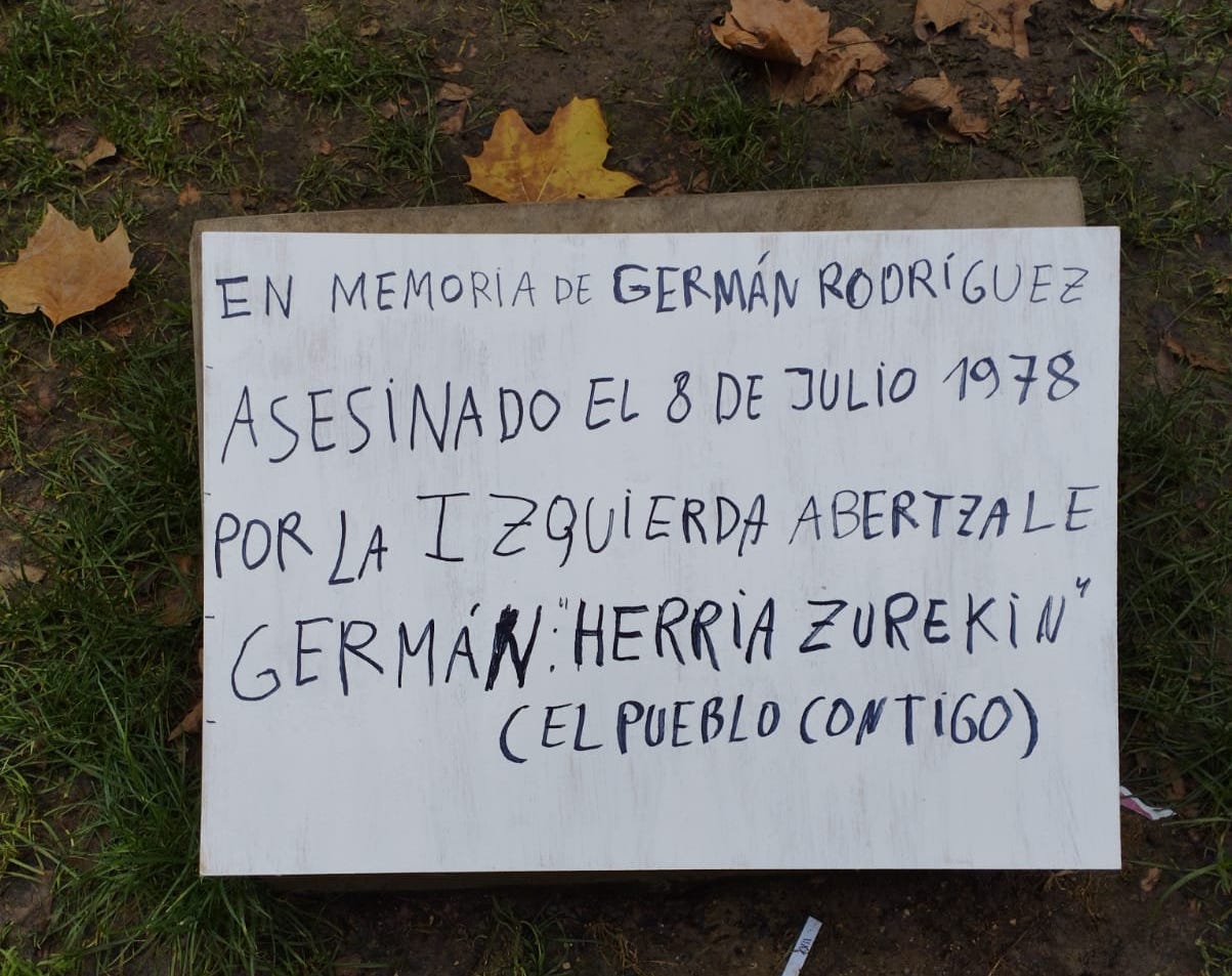 Eraso egin diote German Rodriguezen omenezko oroitarriari