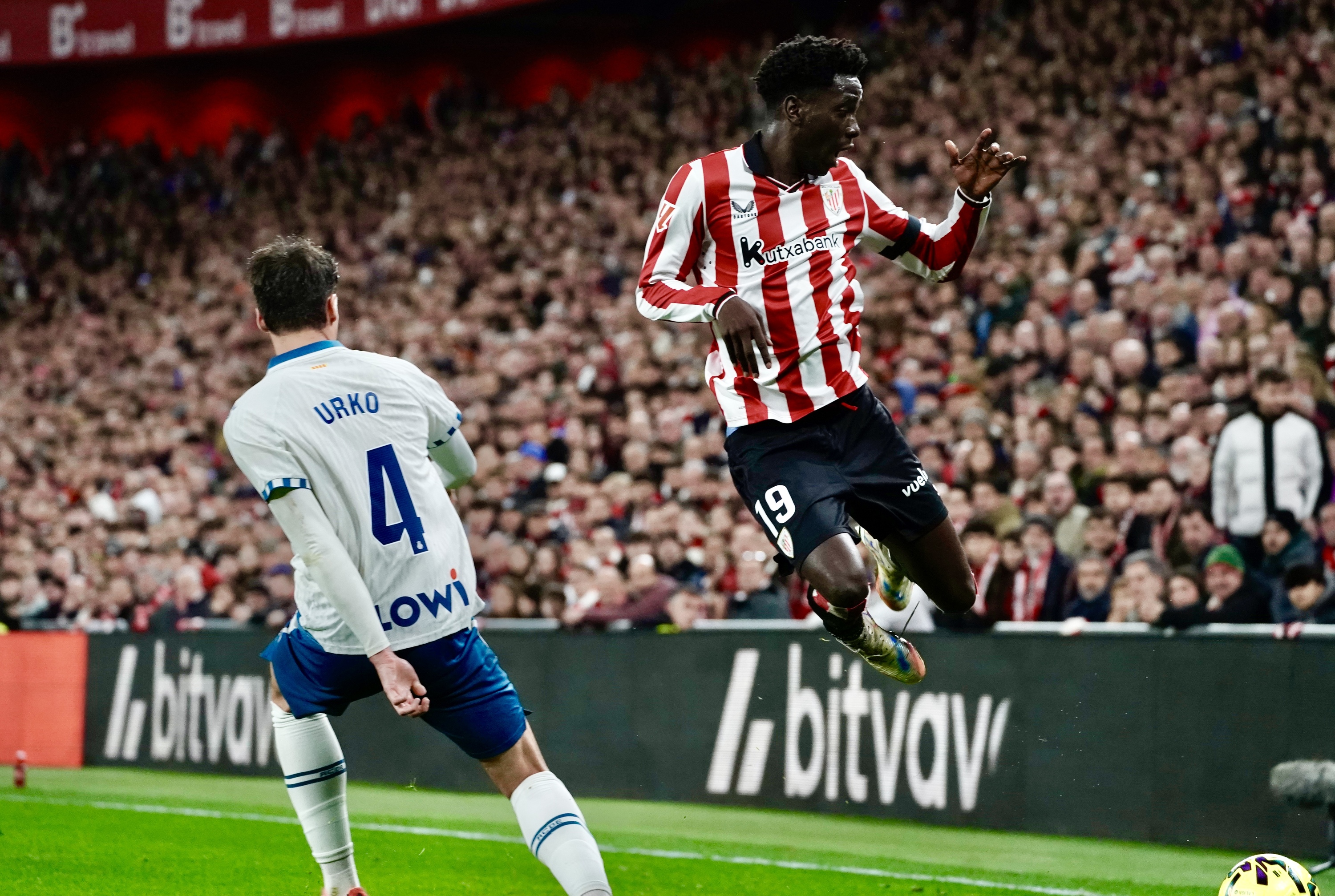 Athleticeko Adama Boiro eta Espanyoleko Urko Gonzalez de Zarate, lehian. MARISOL RAMIREZ / FOKU