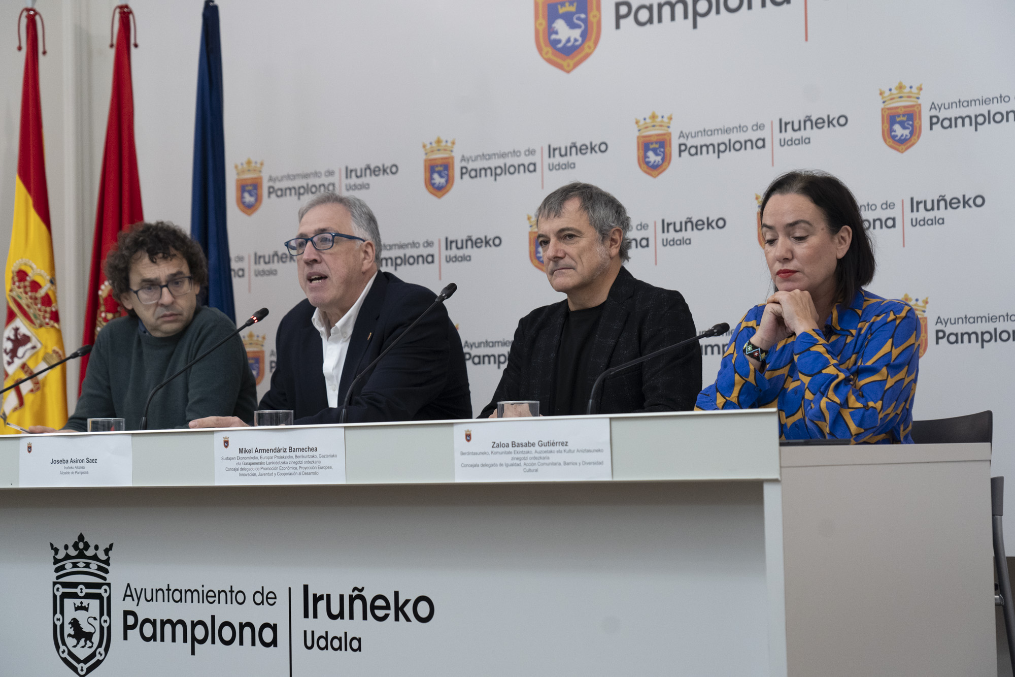 Ibarrolaren eta Adaneroren dimisioa eskatu du Iruñeko udal gobernuak, karpako bortxaketaren kontura diskurtso xenofoboak zabaltzeagatik