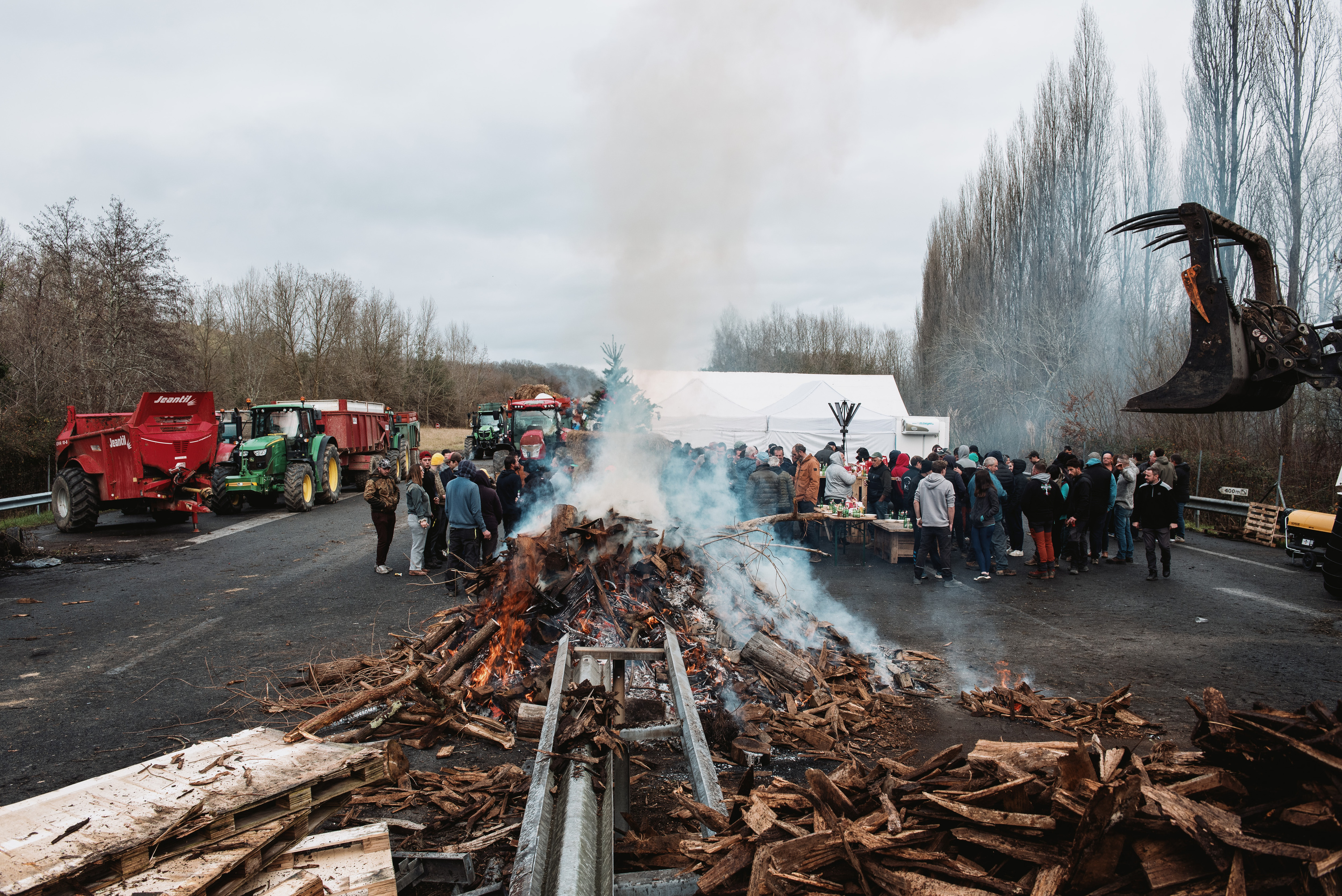 Ahurti eta Beskoitze arteko blokeatzea, atzoko argazki batean. GUILLAUME FAUVEAU