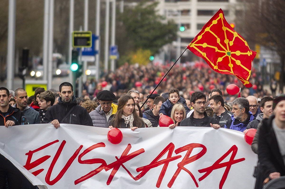 Antsoaingo haur eskolako gurasoetako batzuk, euskarazko hezkuntzaren alde Iruñean eginiko azken manifestazioan, pankartari eusten. JAIZKI FONTANEDA / FOKU