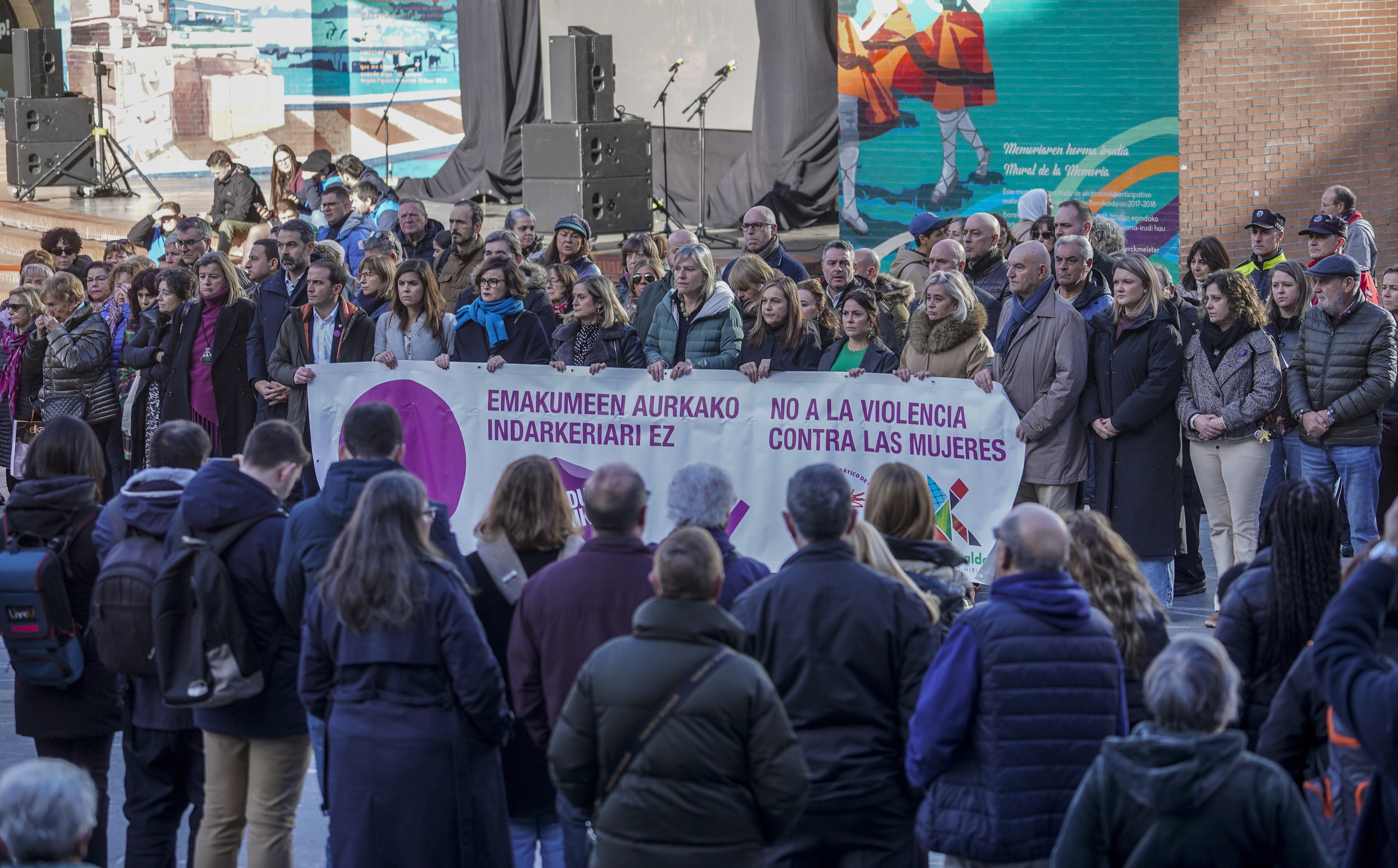Dozenaka herritarrek gaitzetsi dute gaur Barakaldon igandeko hilketa matxista. MARISOL RAMIREZ / FOKU 