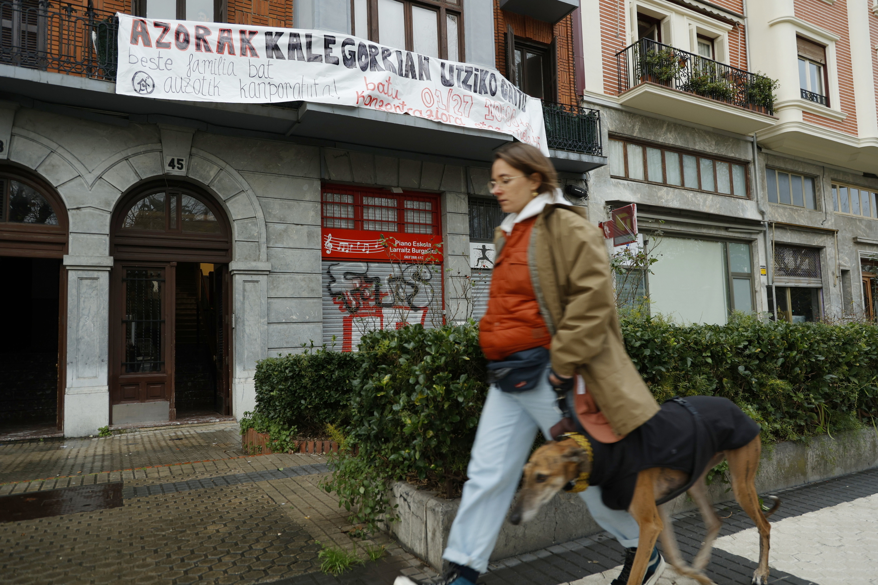 Azora funtsak agindutako etxegabetze baten kontrako protesta, Saretxe Etxebizitza Sindikatuak deituta, Donostian. MAIALEN ANDRES / FOKU