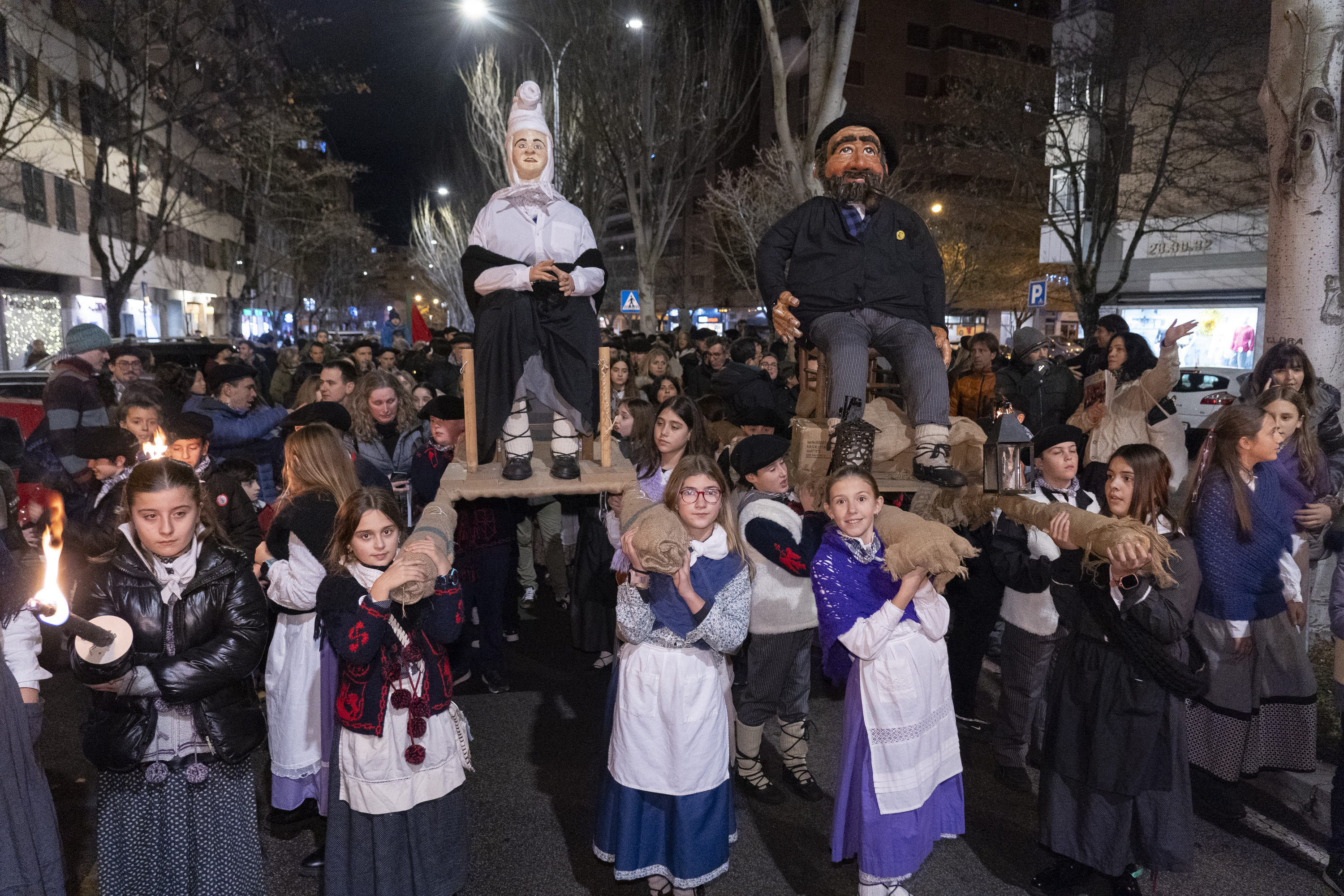 Amaiur Ikastolako seigarren mailako ikasleak, Mari Domingi eta Olentzero gainean daramatzatela, Iturraman. IÑIGO URIZ / FOKU