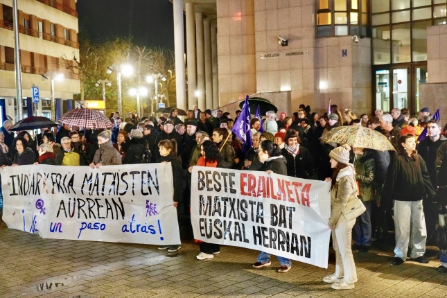 Argitan elkarte feministak deituta, Bide Onera plazan bildu dira dozenaka lagun iluntzean. MARISOL RAMIREZ / FOKU