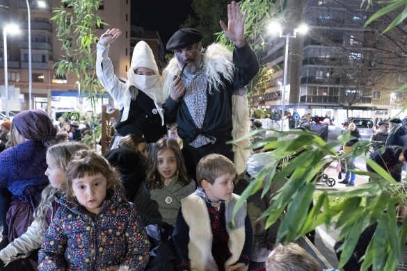 Mari Domingi eta Olentzero, kalejiraren bukaera partean. I. URIZ / FOKU