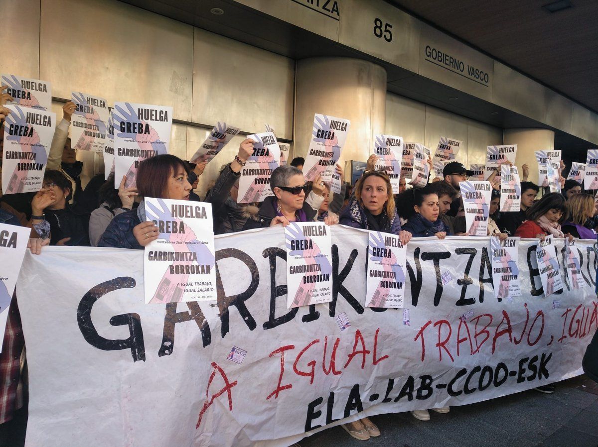 Garbiketako grebalariak Jaurlaritzaren egoitzaren aurrean protesta egiten. ELA