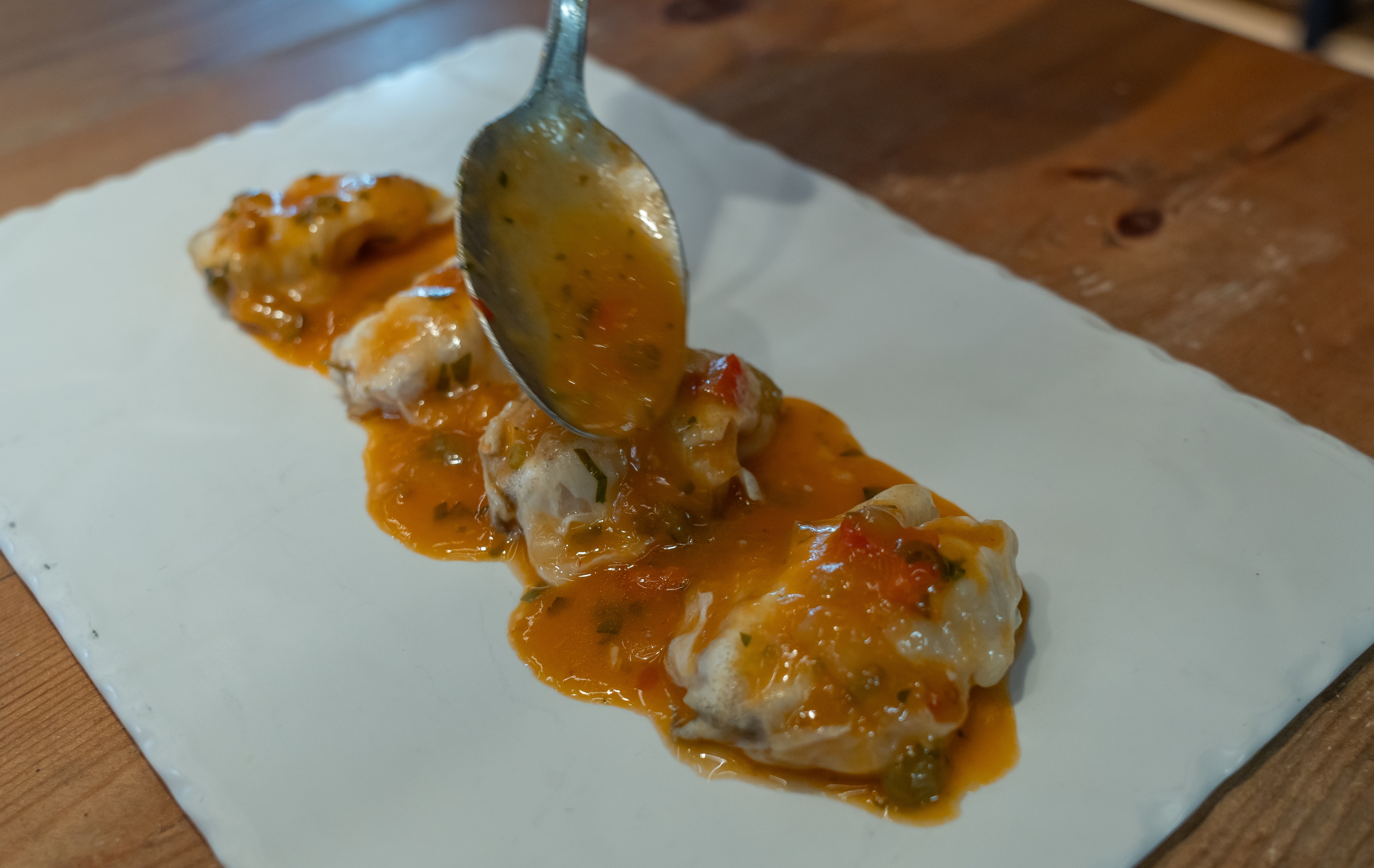 Bakailao zatiak behean jarri eta zati bakoitzari gainean saltsa bota. ANDONI CANELLADA / FOKU