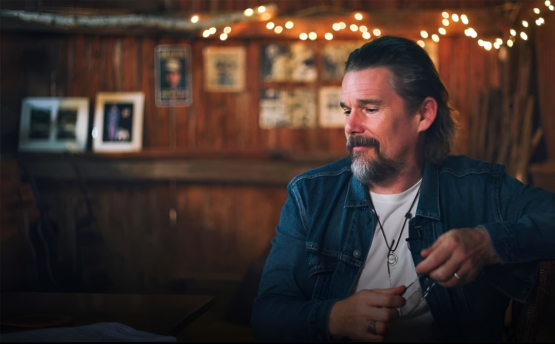 'The Lowdown' telesailaren fotograma bat. DISNEY+