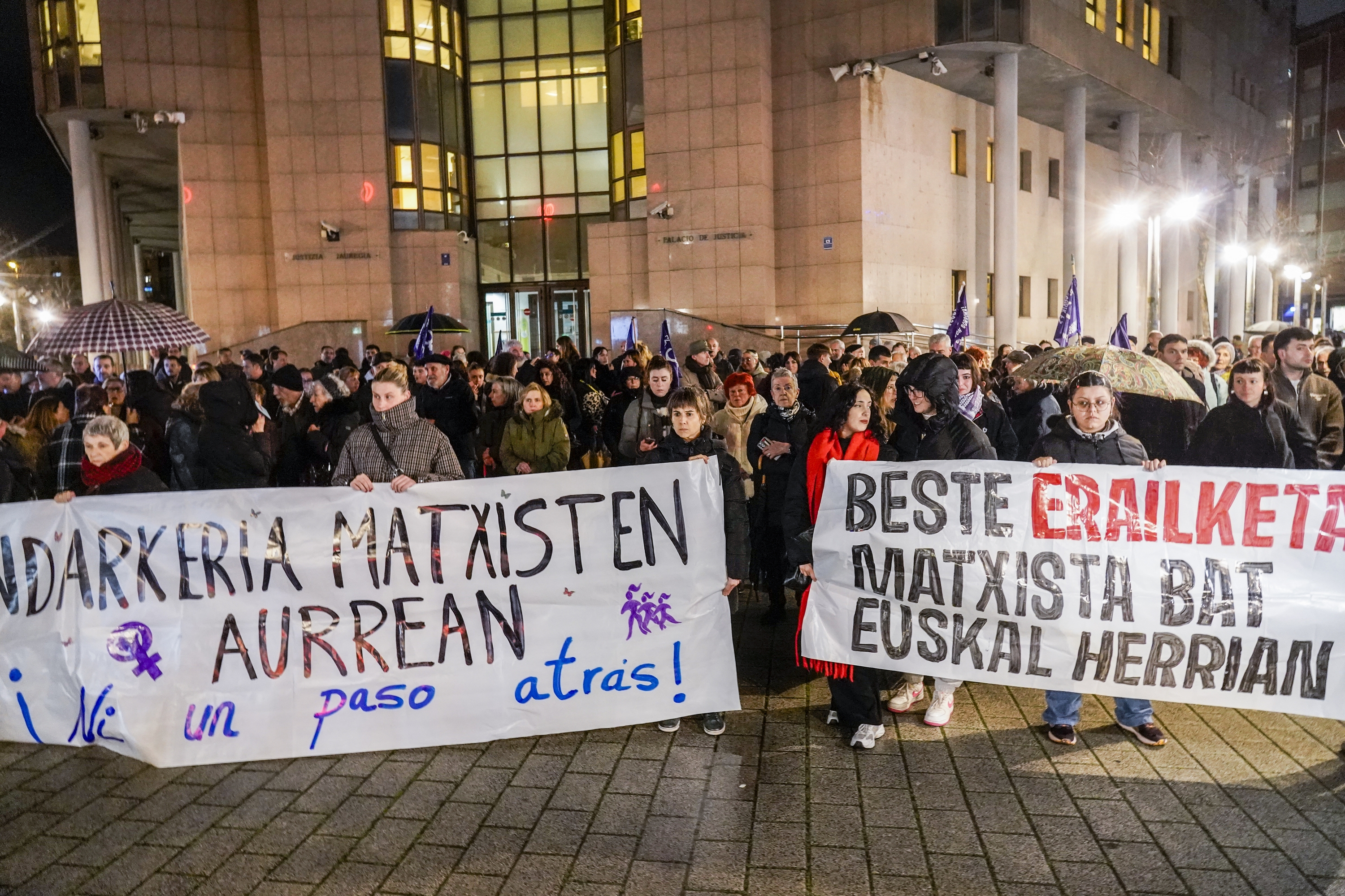 Dozenaka lagun bildu ziren astearte gauean hilketa matxista deitoratzera. MARISOL RAMIREZ / FOKU
