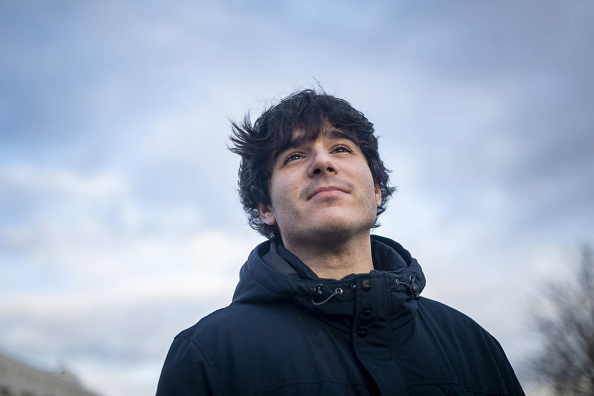 Mikel Lopez, Dirdaia taldeko ekoizlea eta gitarra jotzailea, Gasteizen. JAIZKI FONTANEDA / FOKU