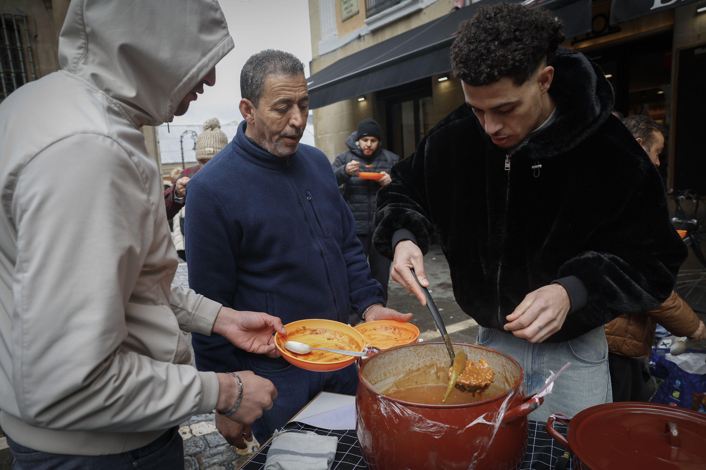 Iruñeko zenbait gizarte eragilek janaria banatu zuten herenegun Udaletxe plazan. VILLAR LOPEZ / EFE