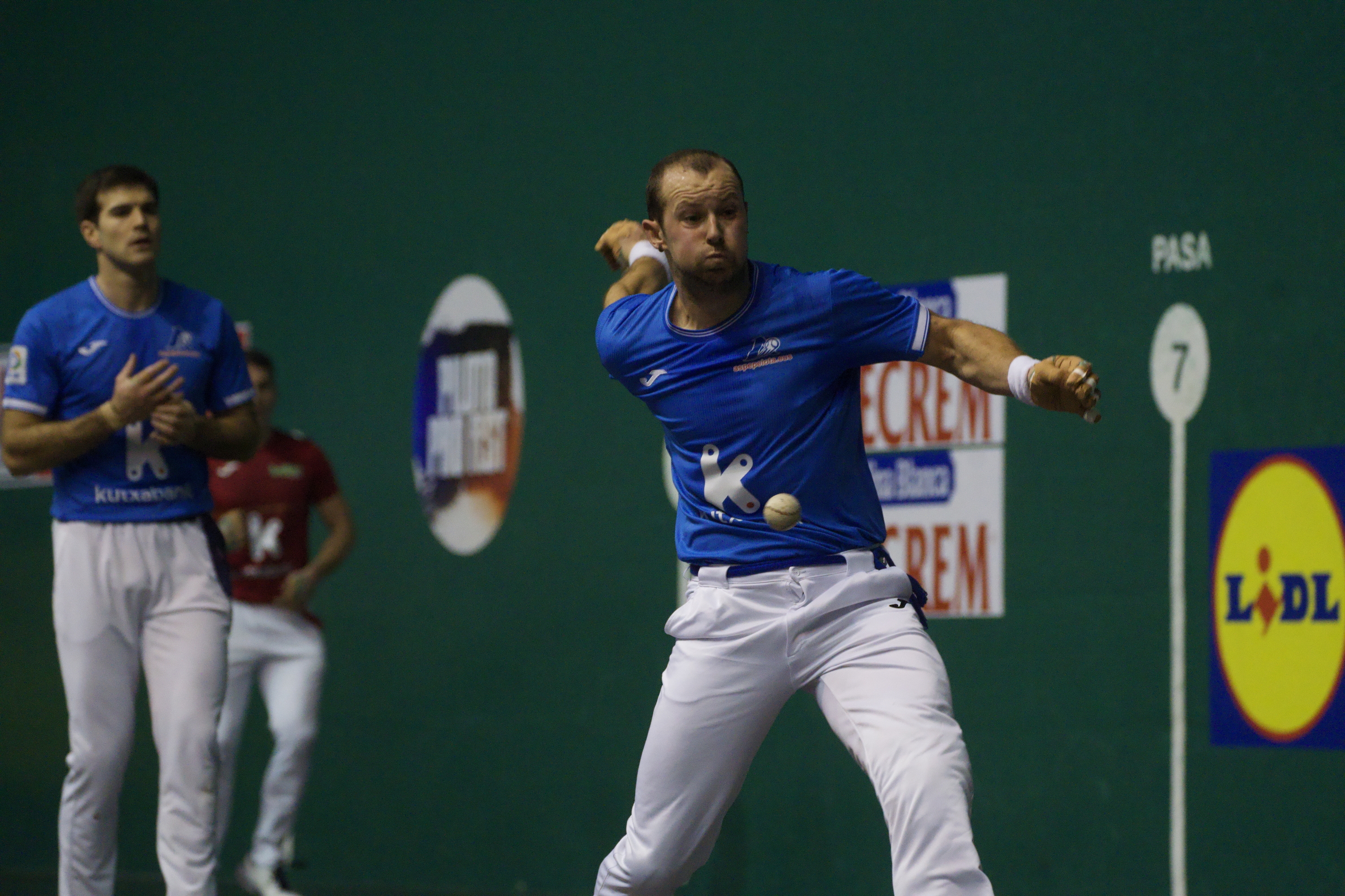Artola pilota jotzen, atzean Zabaleta duela, gaur, Astelenan. JON URBE / FOKU