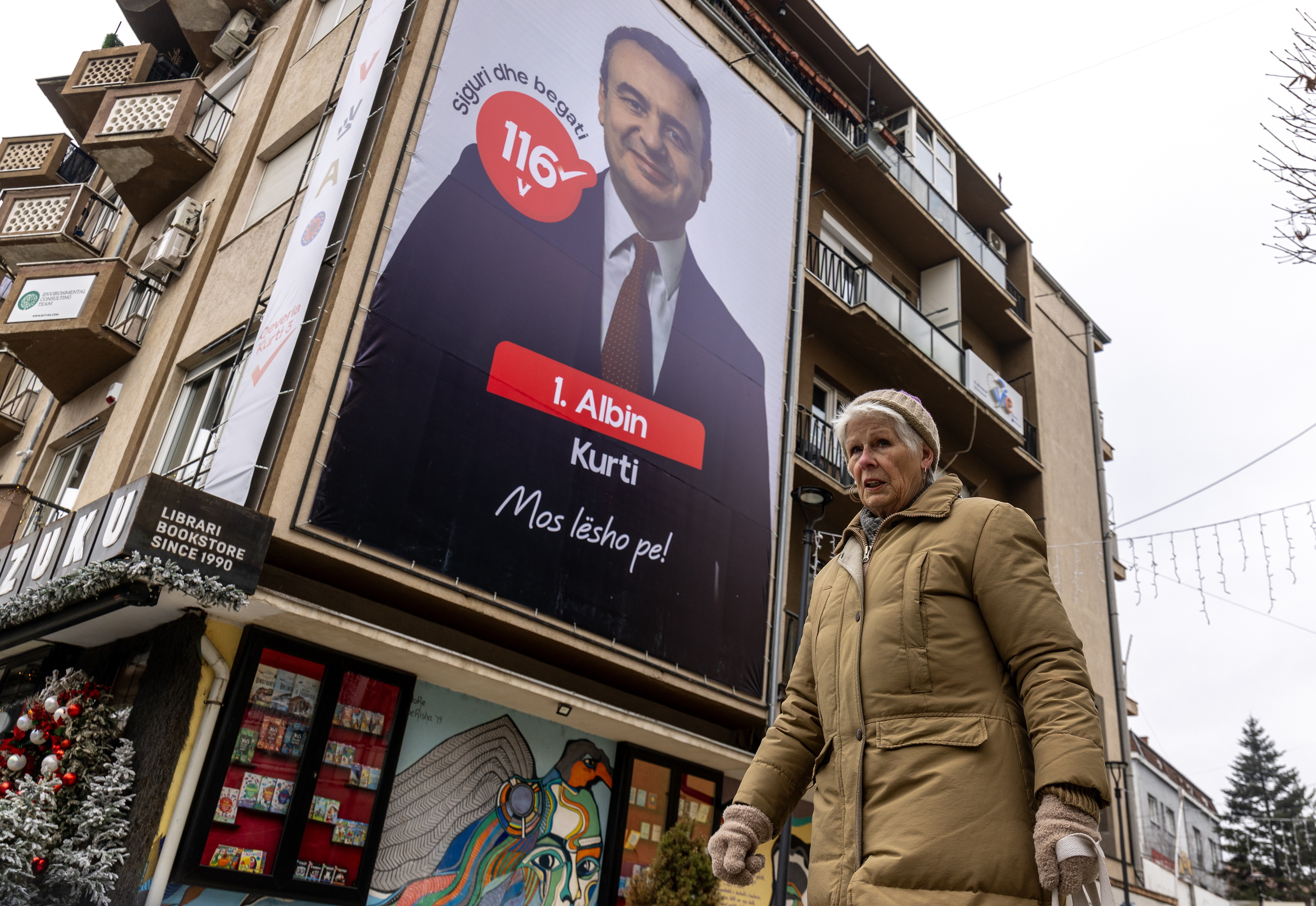 Albin Kurti lehen ministroa ageri den horma irudi bat, herenegun, Pristinan. GEORGI LICOVSKI / EFE