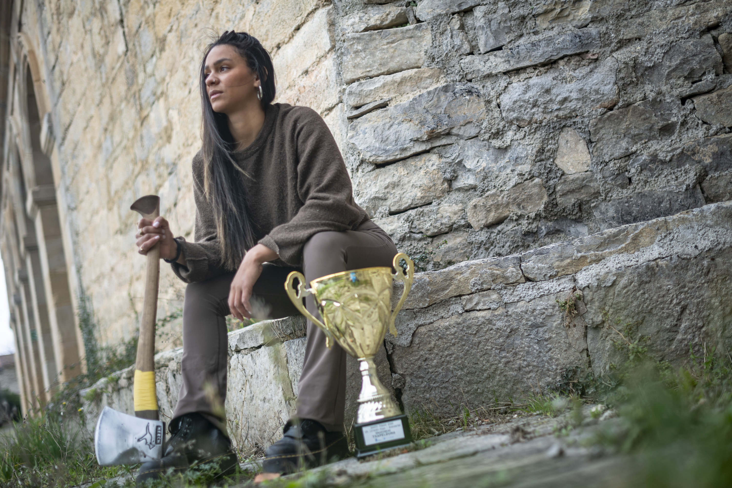 Oihana Fernandez de Barrena, aizkorarekin eta Urrezko Koparen garaikurrarekin. JAIZKI FONTANEDA / FOKU