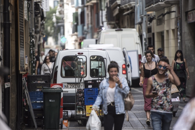 Banaketa enpresetako furgonetak, Iruñeko Kale Nagusian. JAGOBA MANTEROLA / FOKU