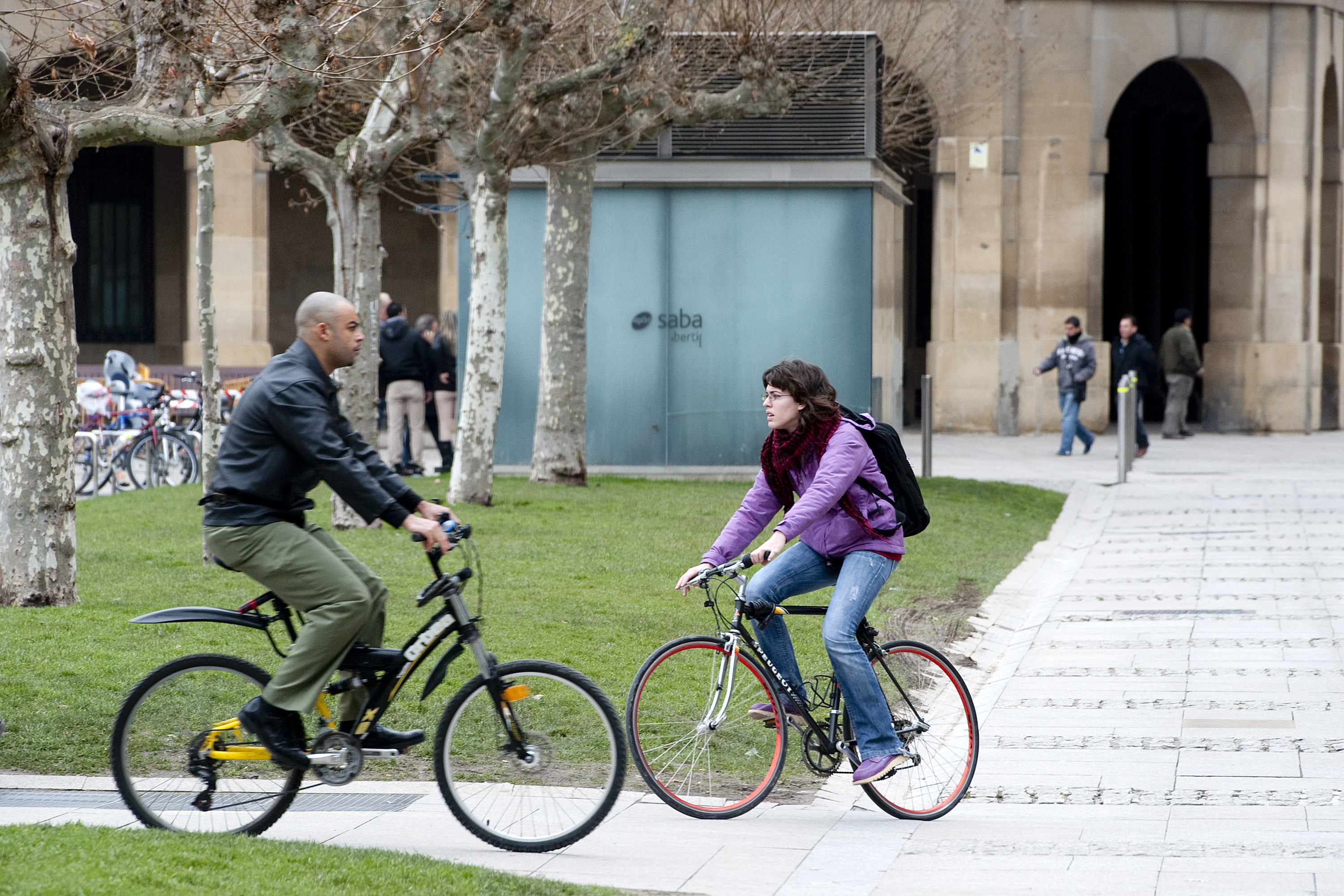 Emisio gutxiko eremua indarrean izanen da Iruñean astelehenetik aurrera: zeintzuk dira baimendutako ibilgailuak?