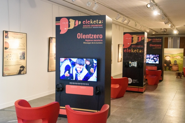(ID_15633957) (Guillaume Fauveau/EZEZAGUNA) Olentzerori buruzko erakusketaren argazkiak, Miarritzeko mediatekan, 2025ko abenduaren ...