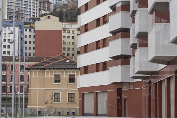 Zorrotzaurreko etxe berriak, eta atzean auzo zaharra. (MONIKA DEL VALLE / FOKU)