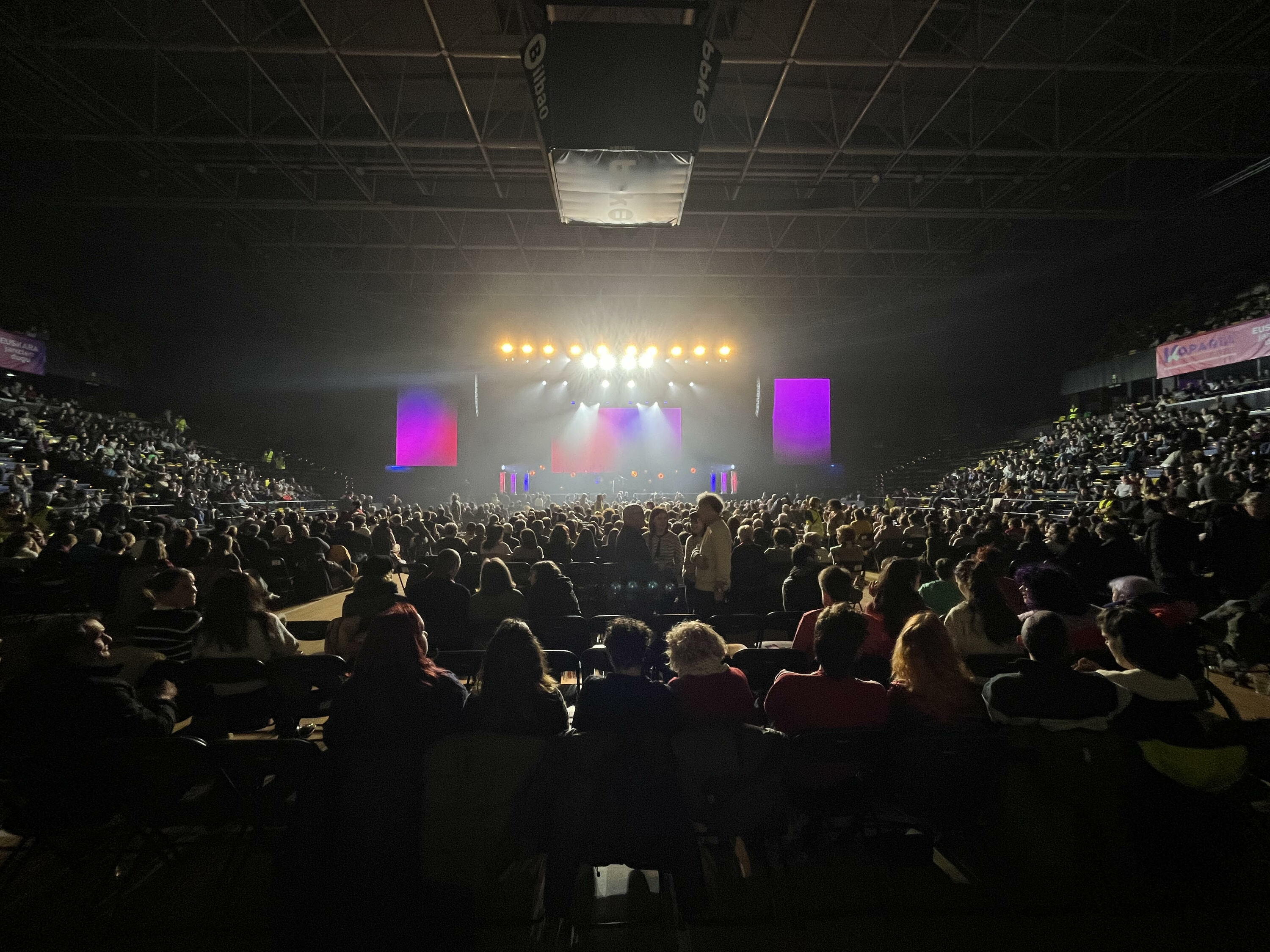 Jendea aretoan sartuta, ekitaldia hasterako.