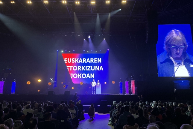 Martxelo Otamendi eta Lorea Agirre oholtzan, gaur. BERRIA