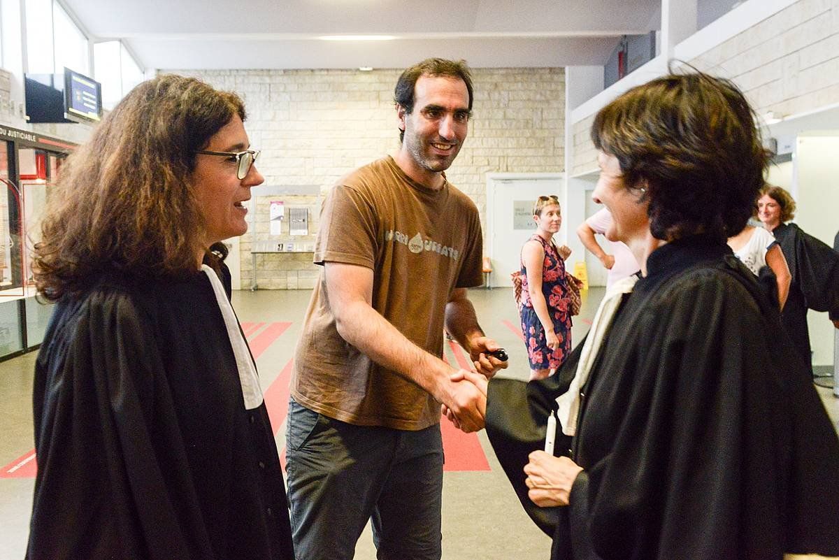 Peio Irigoien, abokatuekin. ISABELLE MIQUELESTORENA