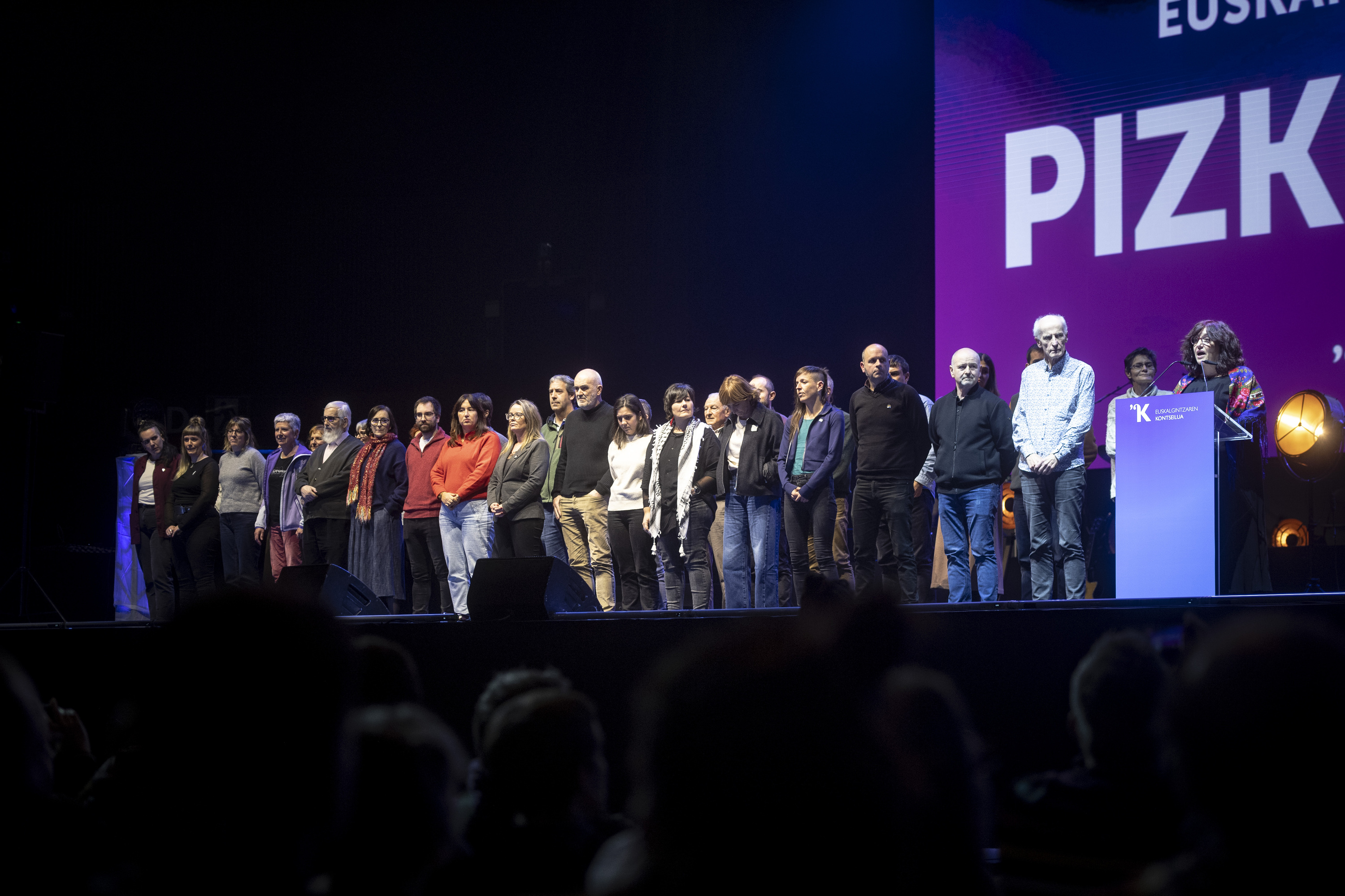 Kontseiluko Idurre Eskisabel, ekitaldiaren amaierako hitzaldian, eragileek babestuta. JAIZKI FONTANEDA / FOKU