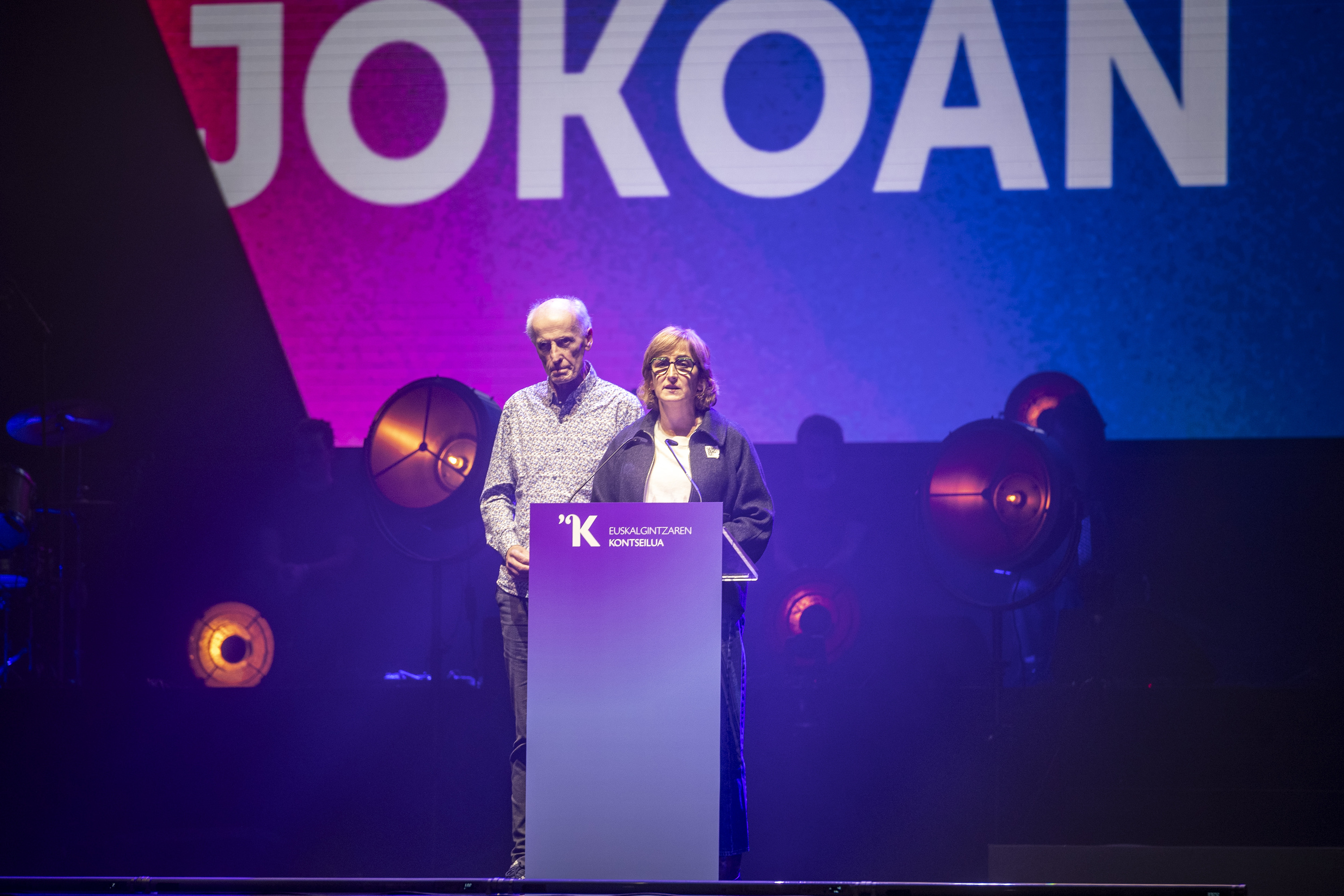 Lorea Agirre 'Jakin'-eko zuzendaria eta Martxelo Otamendi 'Euskaldunon Egunkari'ko eta BERRIAko zuzendari ohia. JAIZKI FONTANEDA / FOKU