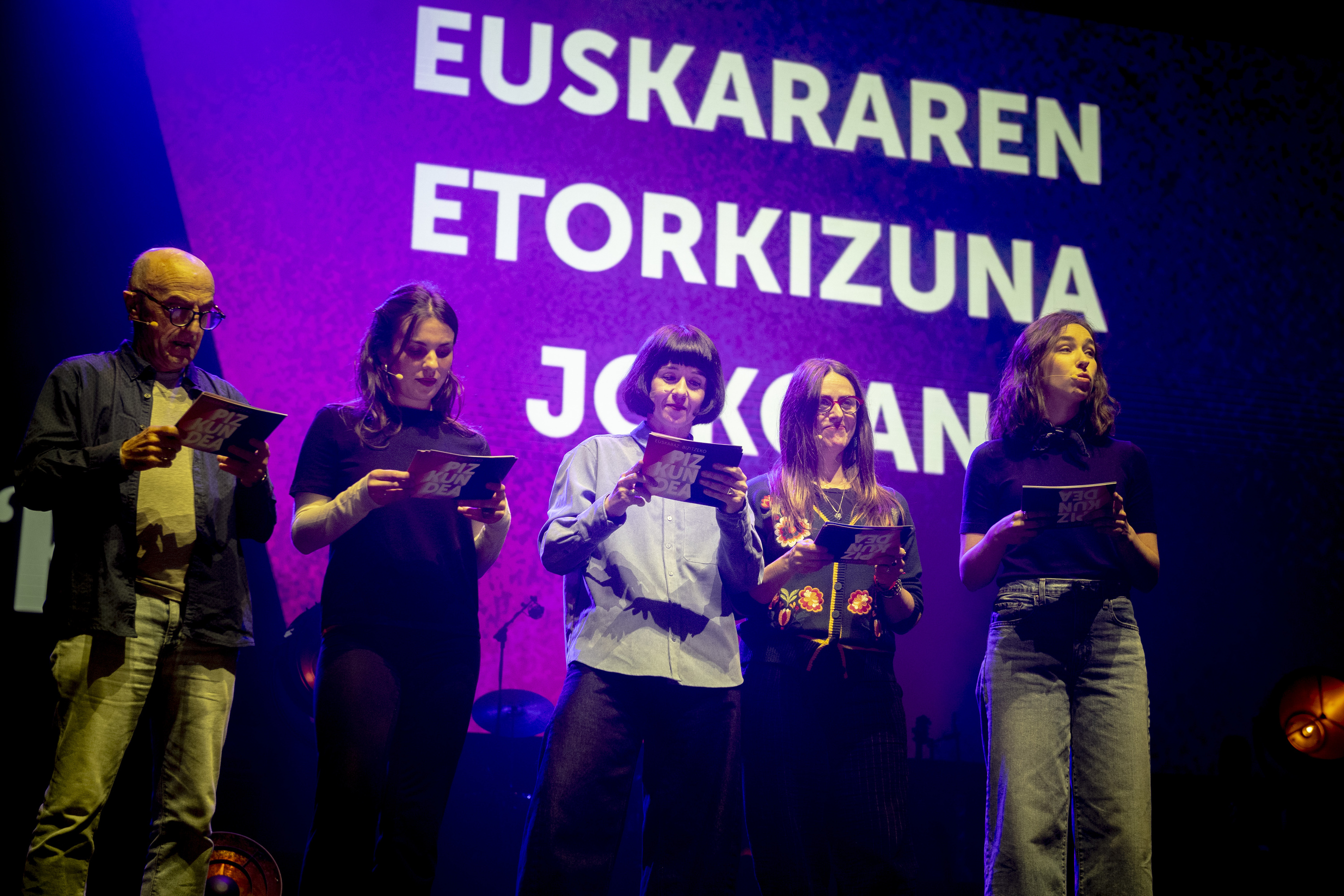 Oholtza gainean, hitzartze poetikoak gidatzen aritu dira Itziar Ituño, Ramon Agirre, Miren Gaztañaga, Edurne Azkarate eta Olaia Aguayo.