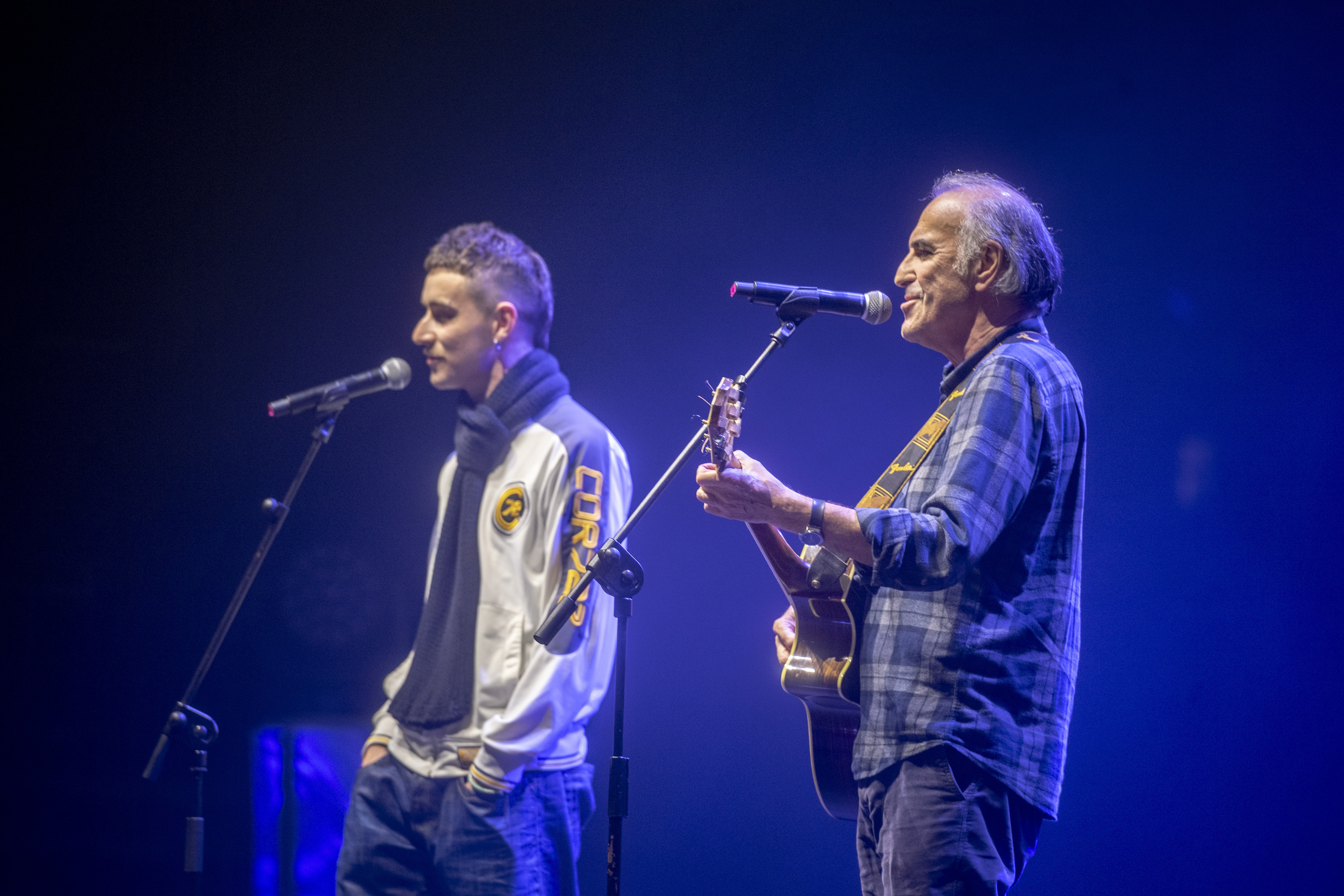 Flako Fonki eta Gontzal Mendibil, elkarrekin abesten.