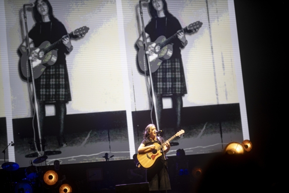 Miren Narbaiza, Lourdes Iriondoren irudia atzean duela. JAIZKI FONTANEDA / FOKU