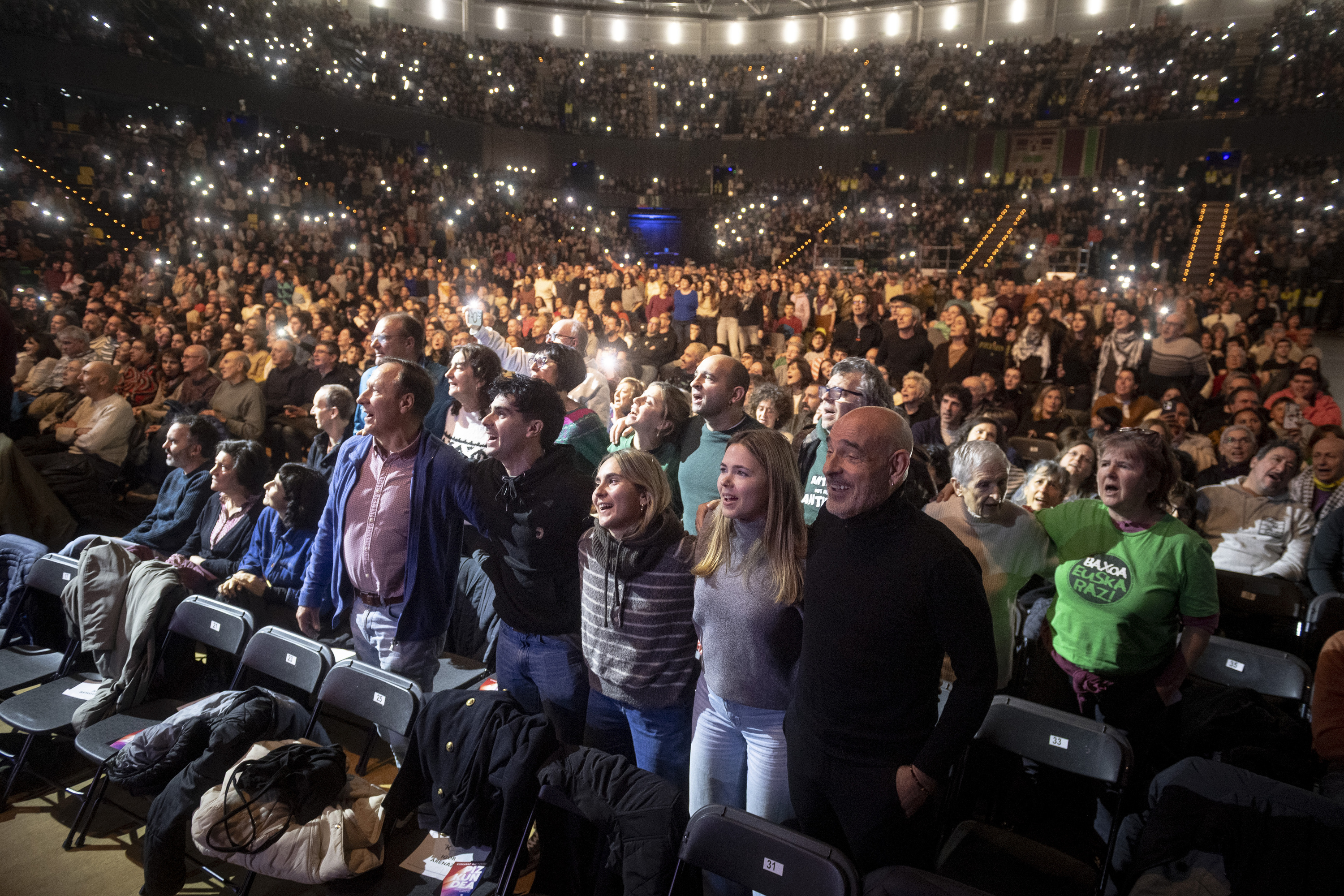 Ikusleek ere bat egin dute kantuan.