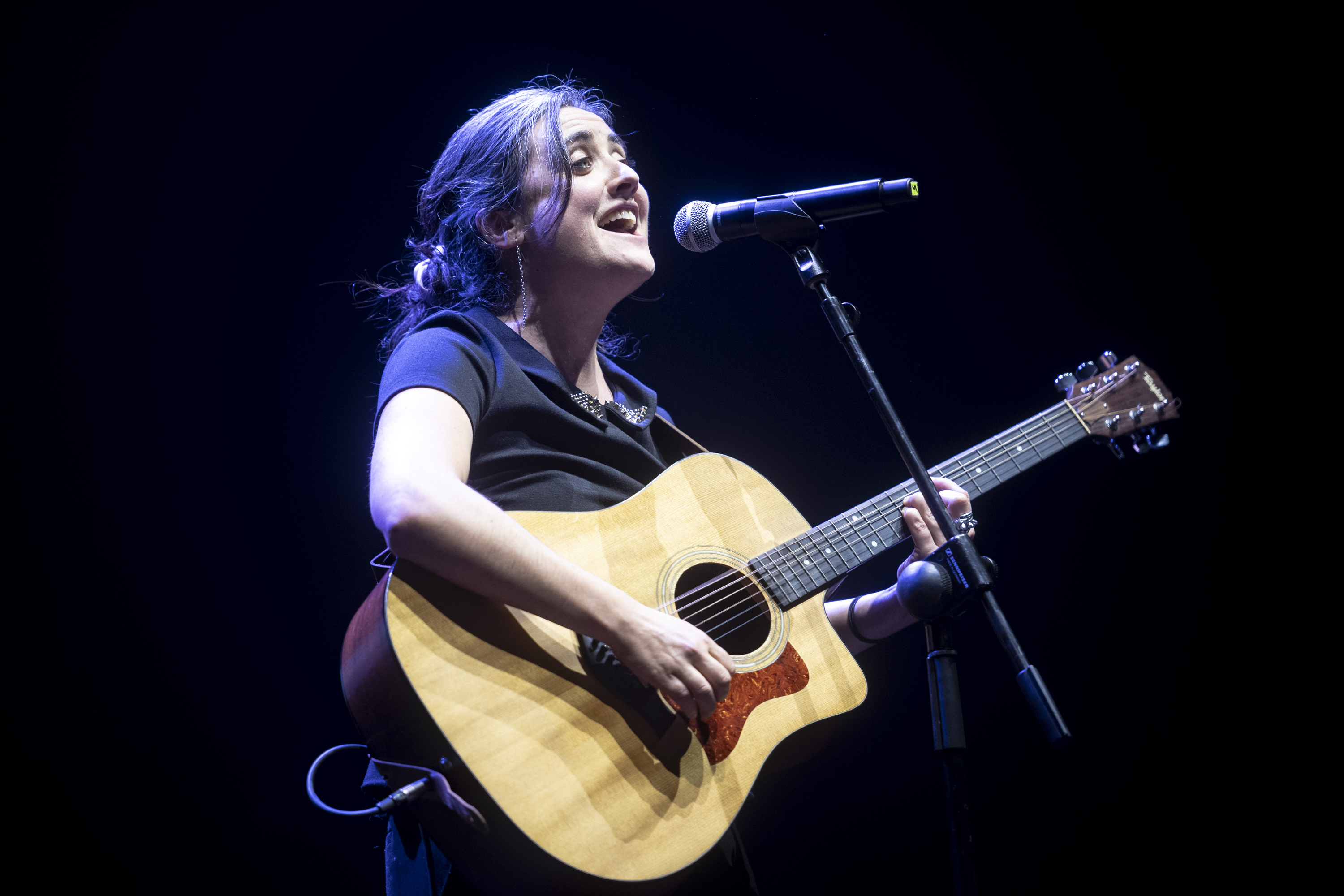 Miren Narbaizak Lurdes Iriondoren kanta bat abesten.